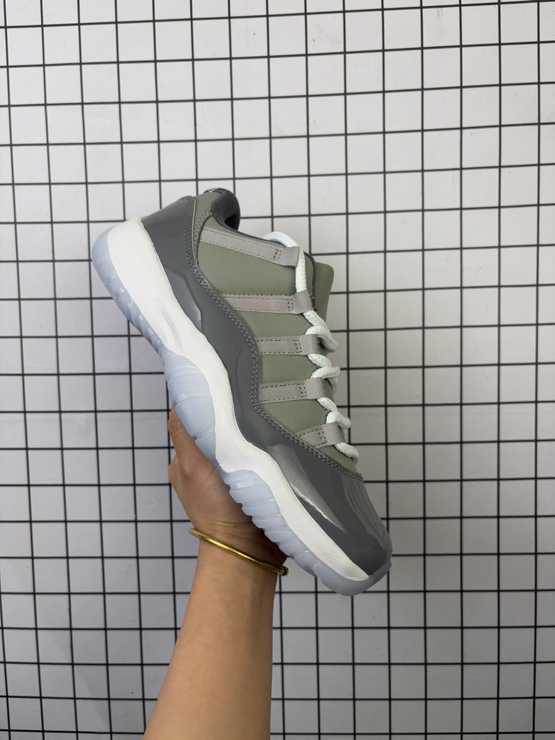 💰160 乔丹Air Jordan 11RETROLOWIE 低帮 AJ11 乔丹11代 aj11 乔11 低邦 白深蓝 乔丹篮球鞋系列 通过蓝白色的组合呈现整体轮廓，后跟位置的Jumpman Logo和鞋垫内的图案，采用黄色点缀凸显密西根主题。此外，在中底位置呈现CUSHLONZOOM字样，为穿着者带来不错的脚感。 货号：CT8012-116 尺码：36-46半 编码554