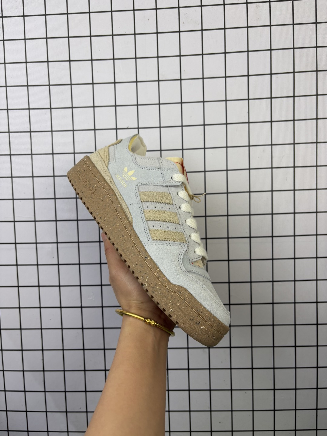 公司级:阿迪达斯 Adidas FORUM 84 LOW CL低帮百搭潮流休闲运动板鞋 以复古篮球鞋的外形为基础 采用皮革拼接 简约百搭 更加贴合舒适 中底内侧网格造型起到点睛之笔 外底橡胶 更显复古 官方货号:Jl0488 编码554