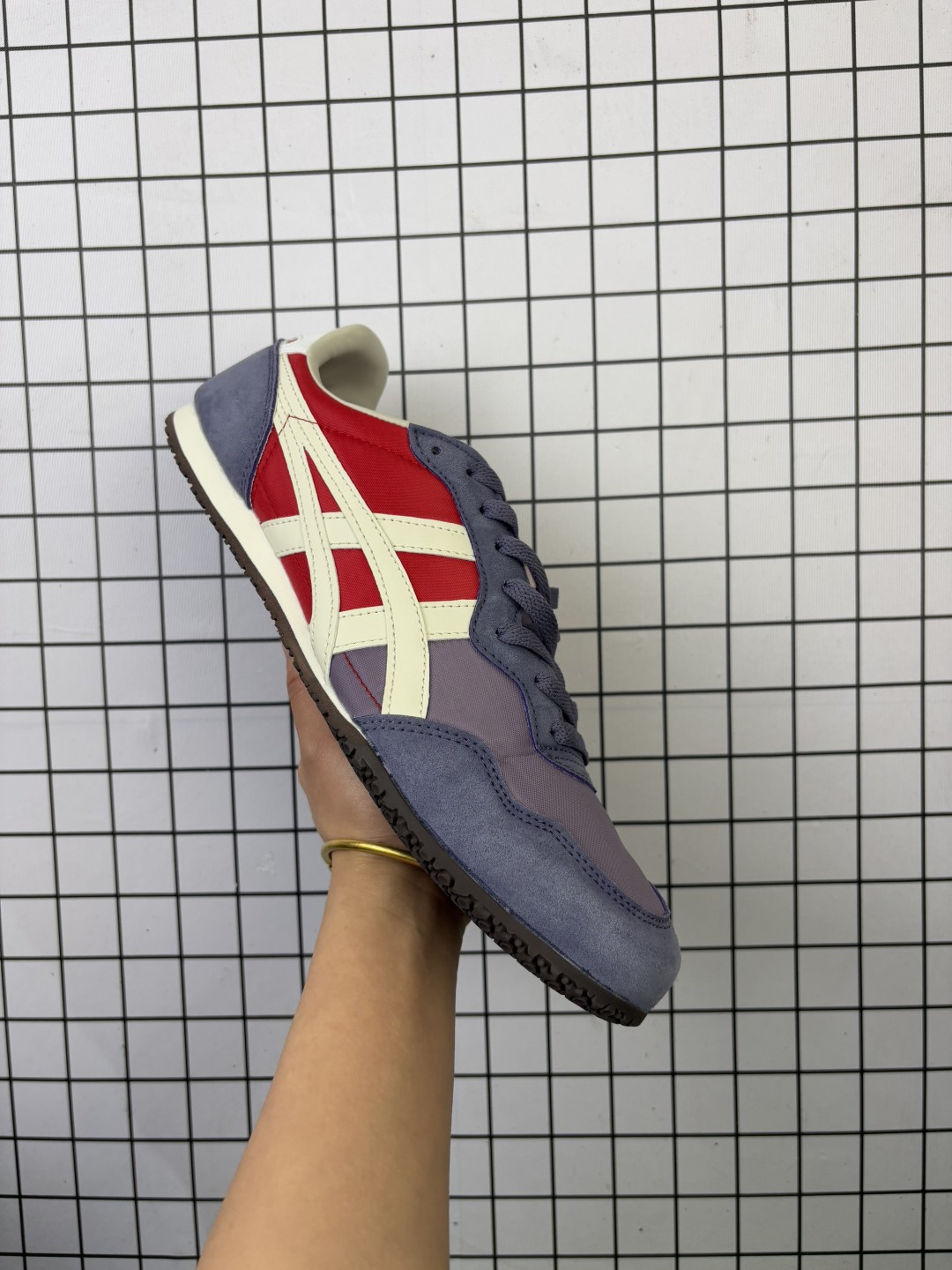 💰105
【新品🔥】Onitsuka Tiger鬼塚虎男女运动休闲鞋百搭轻便透气休闲鞋子SERRANO™ 中性运动鞋，Serrano系类是鬼塚虎多年来的畅销款之一，以马德里的塞拉诺大街命名，有为数众多的不同配色款。采用透气皮革+合成材料拼接的鞋面，真皮内里穿着舒适；特征为前部略上翘，薄底，中底采用solyte材料，EVA中底；轻巧而有弹性，穿着非常舒适。橡胶大底，不过有值友反馈不是很防滑，雨天慎穿。

尺码:  36-45含半码
编码: 103