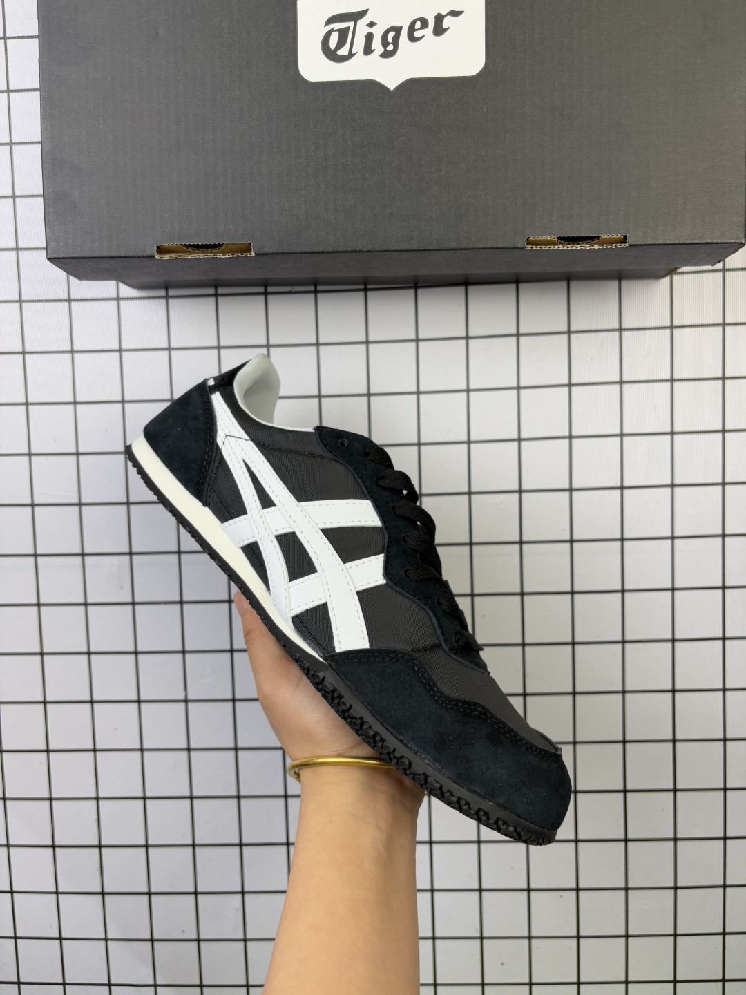 🈴💰105
【新品🔥】Onitsuka Tiger鬼塚虎男女运动休闲鞋百搭轻便透气休闲鞋子SERRANO™ 中性运动鞋，Serrano系类是鬼塚虎多年来的畅销款之一，以马德里的塞拉诺大街命名，有为数众多的不同配色款。采用透气皮革+合成材料拼接的鞋面，真皮内里穿着舒适；特征为前部略上翘，薄底，中底采用solyte材料，EVA中底；轻巧而有弹性，穿着非常舒适。橡胶大底，不过有值友反馈不是很防滑，雨天慎穿。

尺码:  36-45含半码
编码: 103