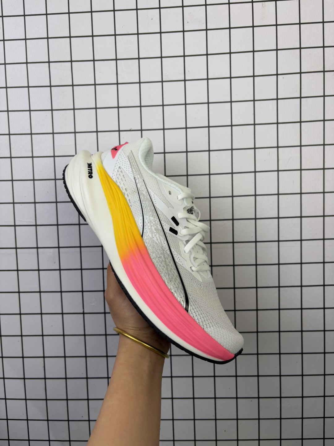 公司级 彪马(PUMA) Deviate NITRO 3 男士2025年新款跑步鞋减震舒适缓冲回弹简约软底运动鞋注氮泡沫橡胶鞋垫耐磨防滑百搭老爹鞋 Deviate Nitro 是 Puma Nitro 系列的新成员,这是一款整体最佳彪马跑鞋.它对稳定性很重要,如果您想在骑行中振作起来,它可以满足要求.它可以做很多事情,但它的亮点在于在路上吞下很长的里程.是的,它可以加快步伐,但考虑到它的重量,它需要你付出更多的努力.优点:稳定而活泼,双密度中底,抓地力外底,舒适的中足,宽敞的脚趾盒,保持双脚安全锁定到位,脚跟滑倒的报告. 类型:男鞋 货号:378450 编码788