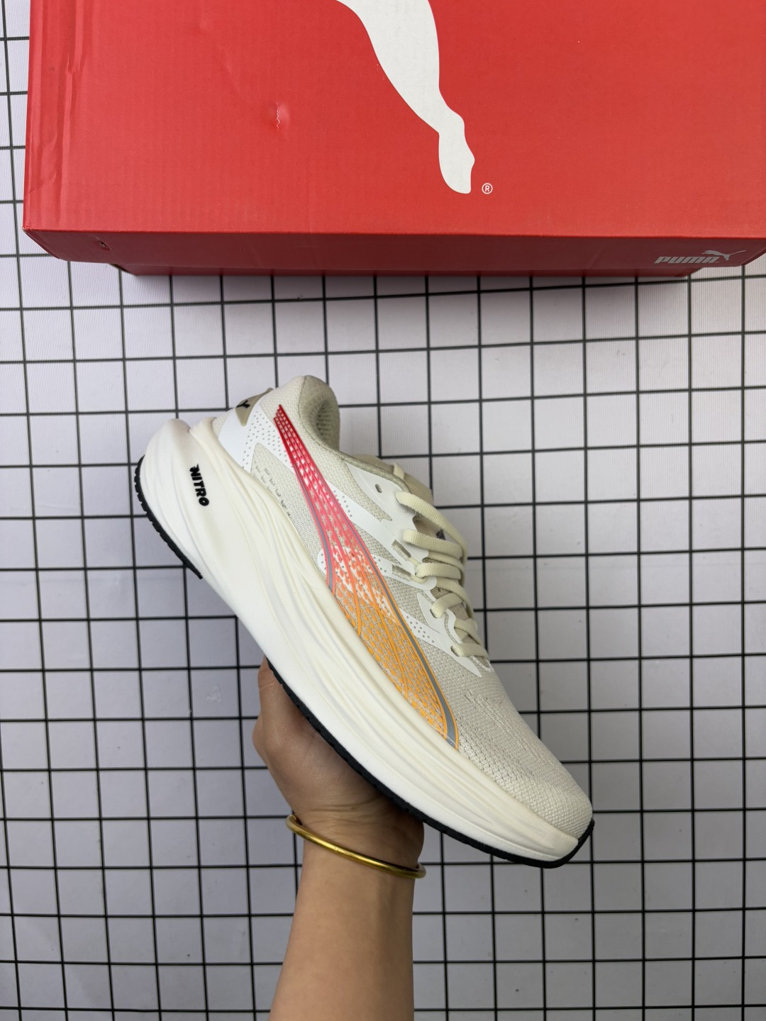 公司级 彪马(PUMA) Deviate NITRO 3 男士2025年新款跑步鞋减震舒适缓冲回弹简约软底运动鞋注氮泡沫橡胶鞋垫耐磨防滑百搭老爹鞋 Deviate Nitro 是 Puma Nitro 系列的新成员,这是一款整体最佳彪马跑鞋.它对稳定性很重要,如果您想在骑行中振作起来,它可以满足要求.它可以做很多事情,但它的亮点在于在路上吞下很长的里程.是的,它可以加快步伐,但考虑到它的重量,它需要你付出更多的努力.优点:稳定而活泼,双密度中底,抓地力外底,舒适的中足,宽敞的脚趾盒,保持双脚安全锁定到位,脚跟滑倒的报告. 类型:男鞋 货号:378450 编码788