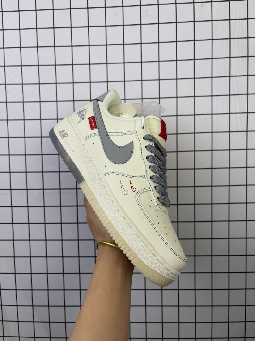 💰150
原楦原纸版开发版型,采用软质荔枝纹牛剖革组合固色猪巴革鞋面材质鞋面,内置全掌Air Sole气垫❗美国元祖街头潮牌-斯图西Stussy x耐克Nike Air Force 1´07 Low"Stussy"空军一号经典低帮百搭休闲运动板鞋 HH7518 043
码数:36 36.5 37.5 38 38.5 39 40 40.5 41 42 42.5 43 44 44.5 45
编码头H