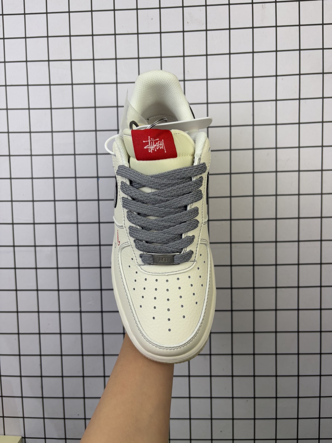 🈴💰150
原楦原纸版开发版型,采用软质荔枝纹牛剖革组合固色猪巴革鞋面材质鞋面,内置全掌Air Sole气垫❗美国元祖街头潮牌-斯图西Stussy x耐克Nike Air Force 1´07 Low"Stussy"空军一号经典低帮百搭休闲运动板鞋 HH7518 043
码数:36 36.5 37.5 38 38.5 39 40 40.5 41 42 42.5 43 44 44.5 45
编码头H