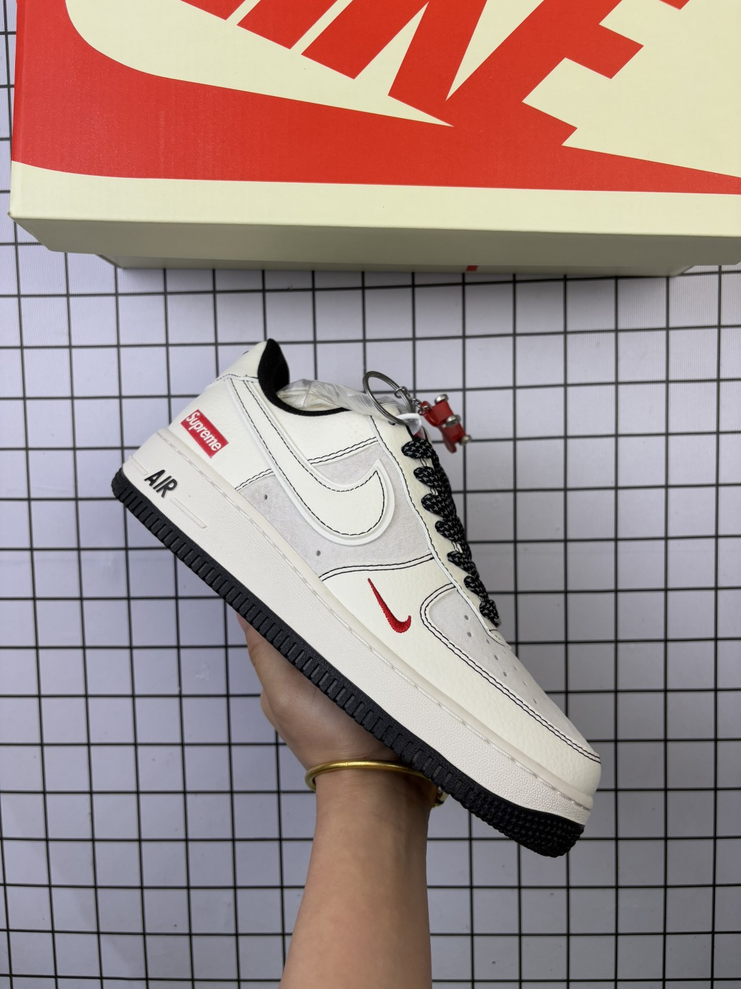 🈴💰150
原楦原纸版开发版型,采用软质荔枝纹牛剖革组合固色猪巴革鞋面材质鞋面,内置全掌Air Sole气垫❗美国元祖街头潮牌-斯图西Stussy x耐克Nike Air Force 1´07 Low"Stussy"空军一号经典低帮百搭休闲运动板鞋 HH7518 043
码数:36 36.5 37.5 38 38.5 39 40 40.5 41 42 42.5 43 44 44.5 45
编码头H