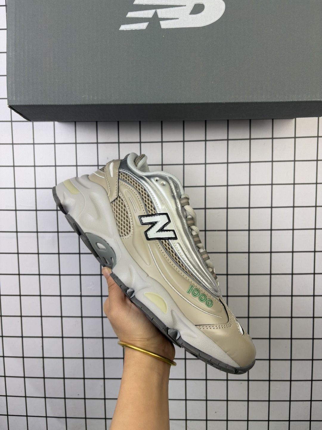New Balance/新百伦,原楦原纸版开发,采用环保纤维革拼接牛津布衬垫织物鞋面材质,全新4层组合T-Beam大底提供足步弓支撑,加入了ENCAP材质缓震中底,外置防滑耐磨橡胶底片❗️复古鞋型1000系列回归!NB新百伦New Balance M1000"Off White Gradient Red"系列低帮复古老爹风休闲运动慢跑鞋“米白酒红 M1000MC 编码:旭D