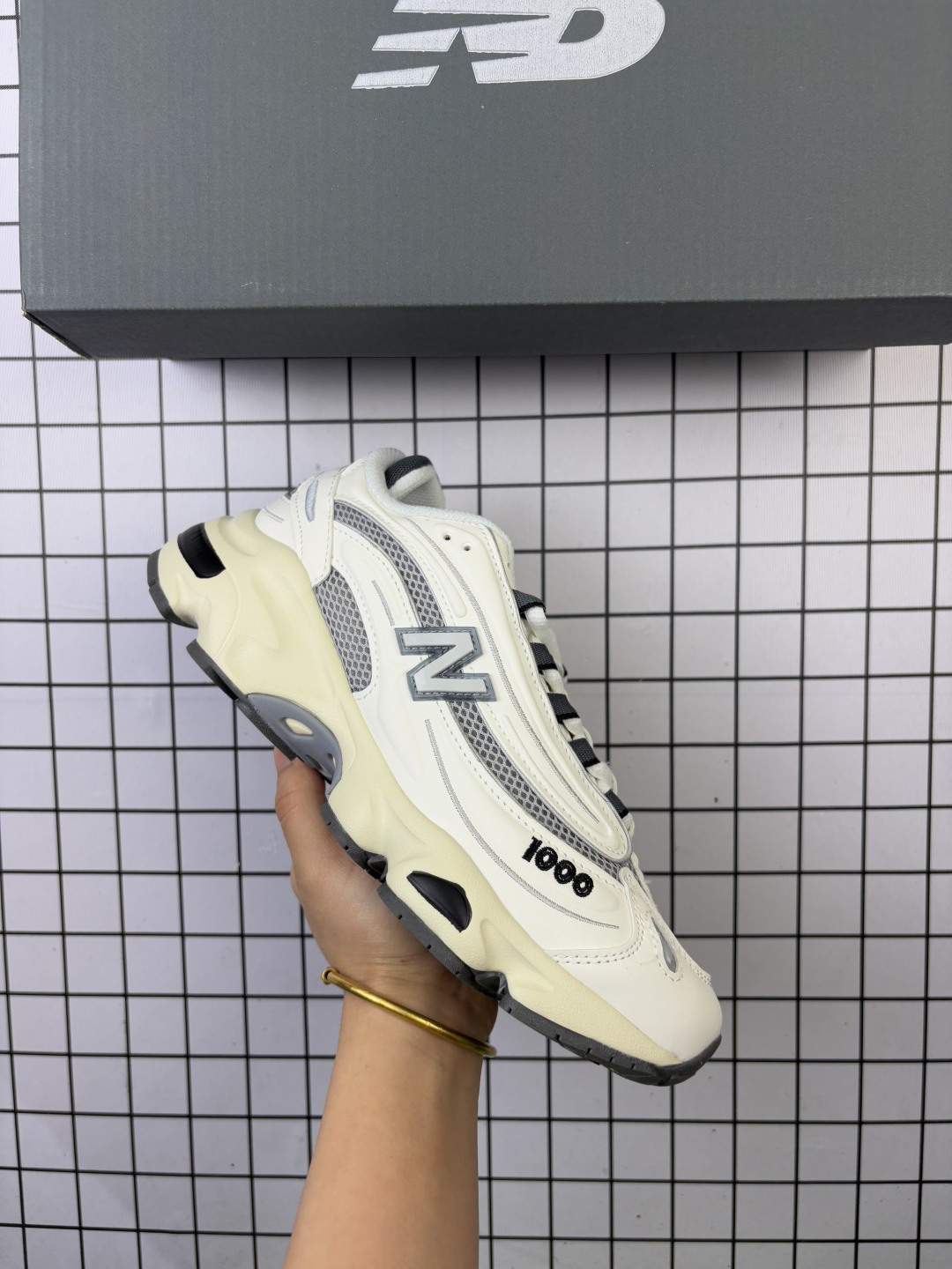 New Balance/新百伦,原楦原纸版开发,采用环保纤维革拼接牛津布衬垫织物鞋面材质,全新4层组合T-Beam大底提供足步弓支撑,加入了ENCAP材质缓震中底,外置防滑耐磨橡胶底片❗️复古鞋型1000系列回归!NB新百伦New Balance M1000"Off White Gradient Red"系列低帮复古老爹风休闲运动慢跑鞋“米白酒红 M1000MC 编码:旭D