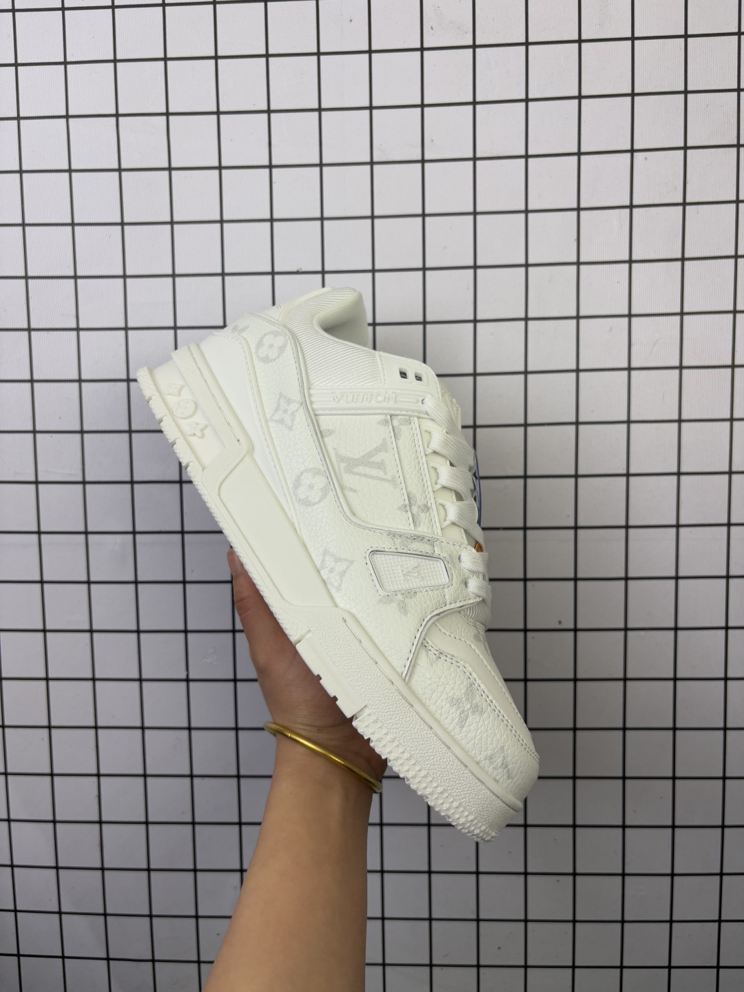 💰200
【公司级】路易威登 Louis Vuitton LV路易威登板鞋 时尚运动鞋潮厚底增高男女鞋。舒适防滑底和百搭性霸屏整个时尚娱乐圈，细节调整完美主义！采用柔软帆布皮革拼接鞋面，独家开模大底， 侧边采用3D打印标志性Logo 尽显贵族时尚气息，配带正品全套包装。全新LV路易威登Louis vuitton Trainer Sneaker Low 休闲运动文化百搭板鞋。 

类型：男女鞋
尺码：36-45
编码：旭D