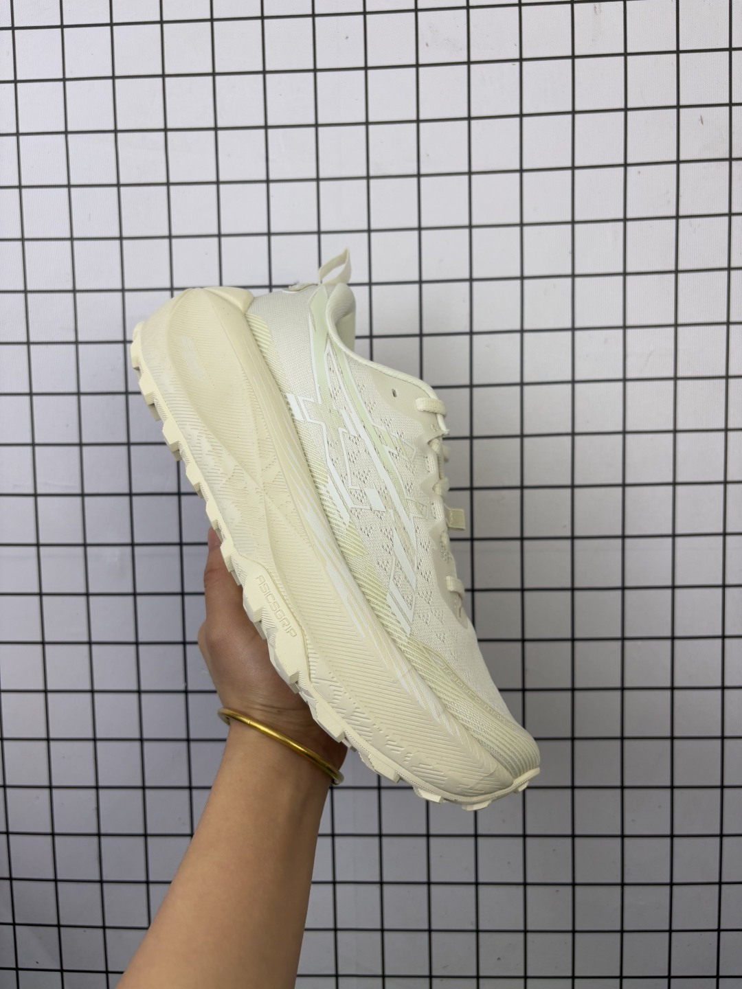 💰160
ASICS GEL-TRABUCO MAX 4 亚瑟士 网面透气 耐磨 越野跑步鞋
这双鞋的外观设计超级吸引人 简约大气 色彩搭配也很时尚 ASICS亚瑟士的独家GEL缓震科技 在跑步过程中感受到前所未有的舒适感 脚底仿佛踩在云端一般轻盈 这双鞋的抓地力也非常出色 无论是湿滑的泥泞小路还是崎岖的山路 它都能牢牢地抓住地面  货号：1011B976-101 
尺码：36-45（半）
编码688