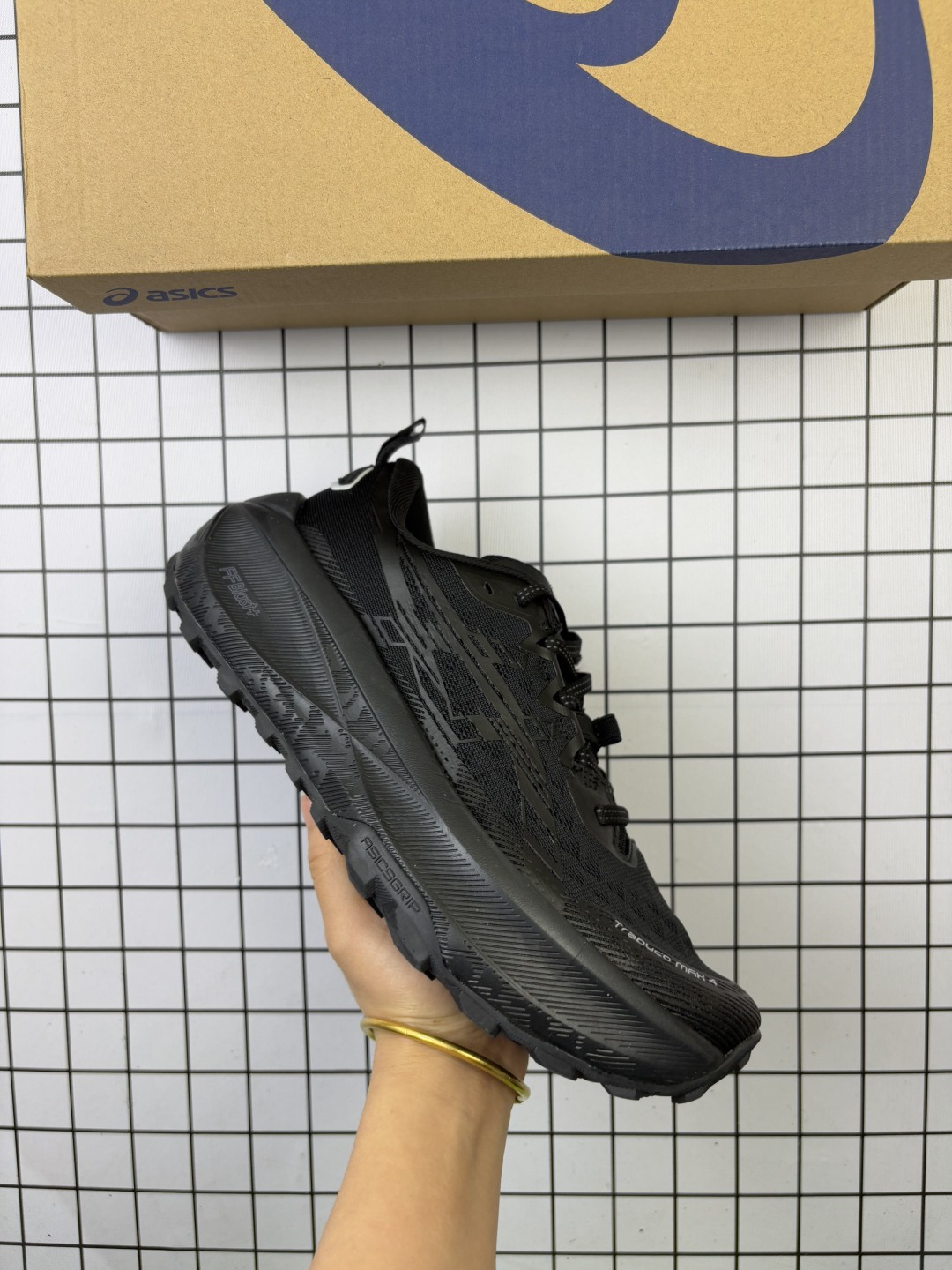 🈴💰160
ASICS GEL-TRABUCO MAX 4 亚瑟士 网面透气 耐磨 越野跑步鞋
这双鞋的外观设计超级吸引人 简约大气 色彩搭配也很时尚 ASICS亚瑟士的独家GEL缓震科技 在跑步过程中感受到前所未有的舒适感 脚底仿佛踩在云端一般轻盈 这双鞋的抓地力也非常出色 无论是湿滑的泥泞小路还是崎岖的山路 它都能牢牢地抓住地面  货号：1011B976-101 
尺码：36-45（半）
编码688