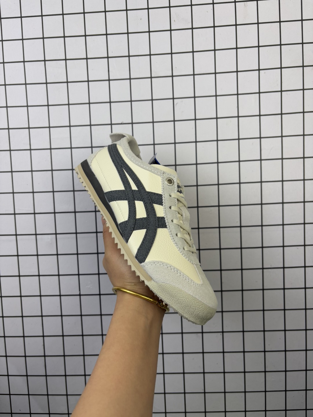 💰110 公司级✅Onitsuka Tiger NIPPON MADE 鬼冢虎手工鞋系列 最高版本MEXICO 66 DELUXE メキシコ 66 デラックス独家!同步官方,手工鞋新款三联吊牌!系带/免系带两用穿法!高密度双层组合中底板,根据楦头形状预定型,完美贴合脚弓!高弹性EVA成型鞋垫,支撑性能强,可以缓冲双足压力,减轻疲劳! 货号:1183C015-200 Size:36 37 37.5 38 39 39.5 40.5 41.5 42 42.5 43.5 44 45 编码688