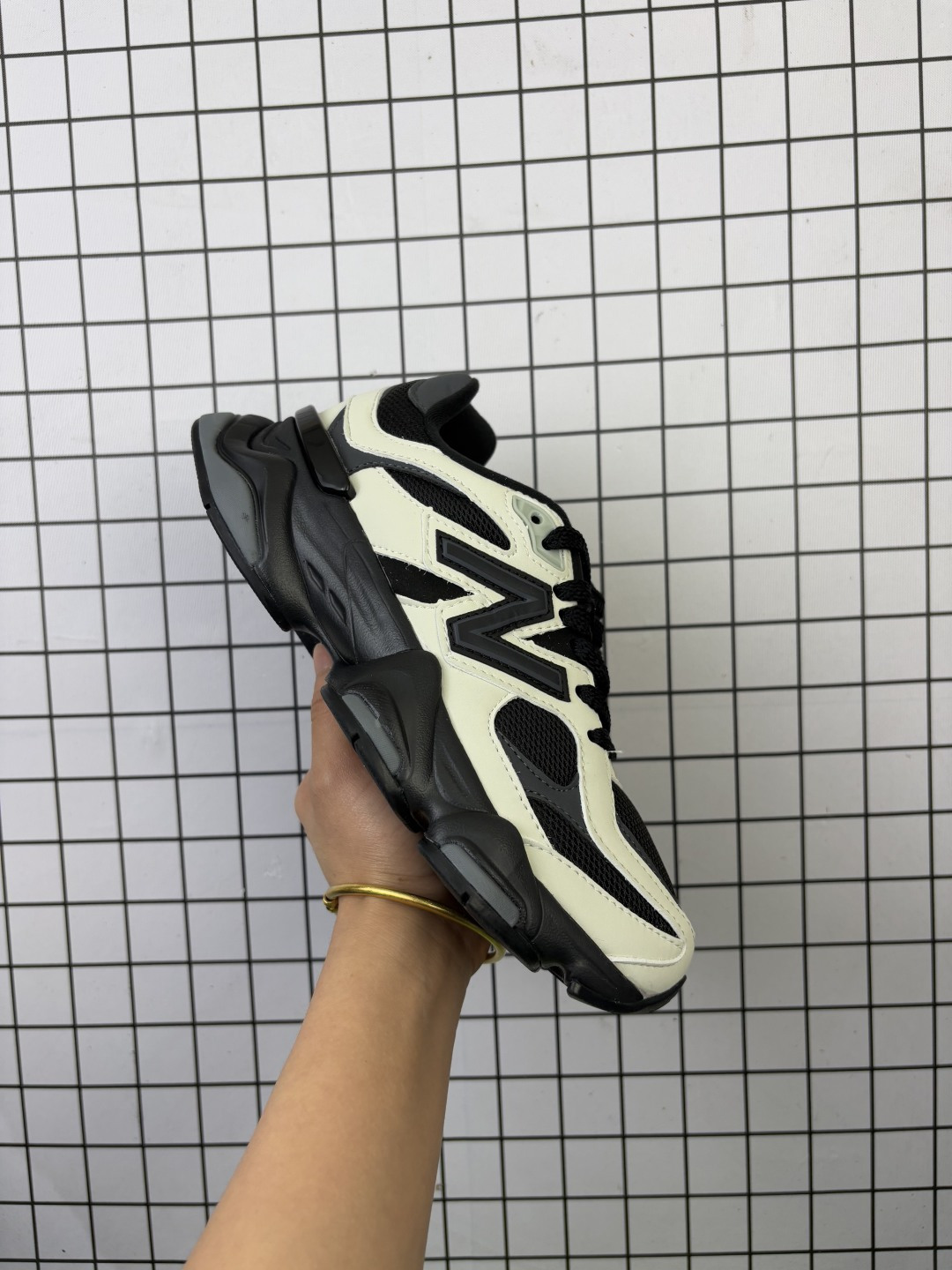 💰180
新百伦Joe Freshgoods x New Balance NB9060 联名款 复古休闲运动慢跑鞋  
采用大面积网眼以及麂皮材质覆盖鞋身，还原经典气质。搭载ABZORB避震科技，由泡沫聚酯制成，上脚可以有效减少由鞋底反弹对身体及双腿的冲击力 货号：U9060ZBS

码数：36 37 37.5 38 38.5 39.5 40 40.5 41.5 42 42.5 43 44 45
编码688