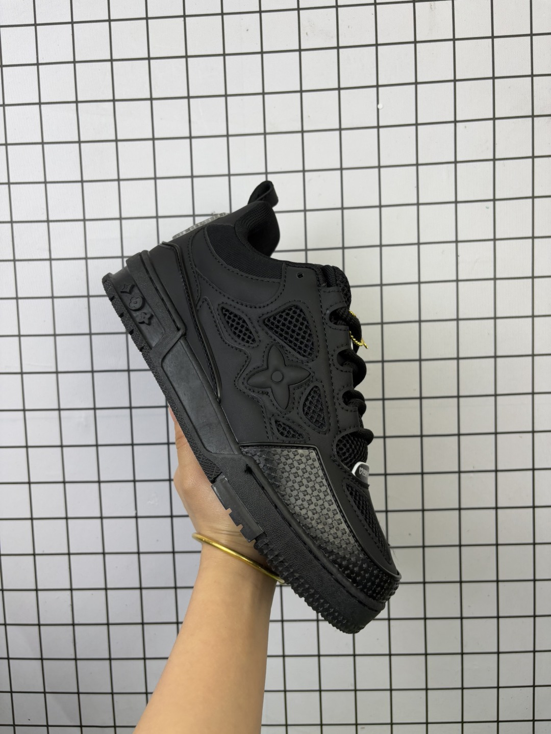 路易威登/Louis Vuitton LV路易威登板鞋 新款 LV Trainer最新配色运动鞋 L家 篮球鞋风格运动鞋 该鞋由艺术总监 VIRGIL ABLOH设计 垫脚聚米微料加透气英伦网布 细节原版一致 编码699