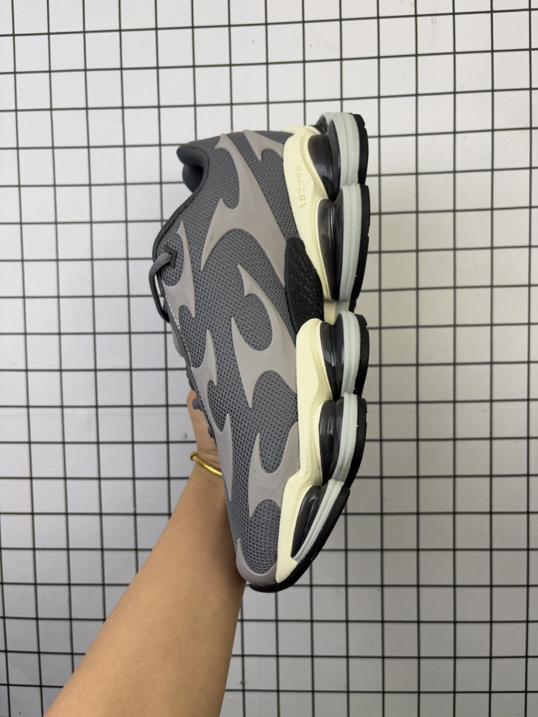 💰170
公司级：新百伦 New Balance NB U2000EA 运动跑步鞋。此复刻经典鞋款，加入当下大热的户外元素，以曾经篮球鞋款型式样加以打造鞋款造型。编织鞋带以及加强稳固鞋底都提供机能支持，材质上使用绒皮呈现更显质感 
货号：U2000
SIze40-45
编码：753