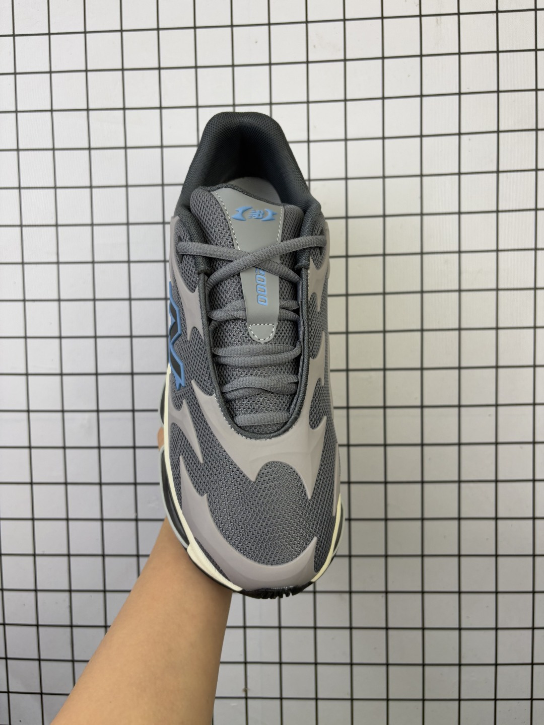 💰170
公司级：新百伦 New Balance NB U2000EA 运动跑步鞋。此复刻经典鞋款，加入当下大热的户外元素，以曾经篮球鞋款型式样加以打造鞋款造型。编织鞋带以及加强稳固鞋底都提供机能支持，材质上使用绒皮呈现更显质感 
货号：U2000
SIze40-45
编码：753