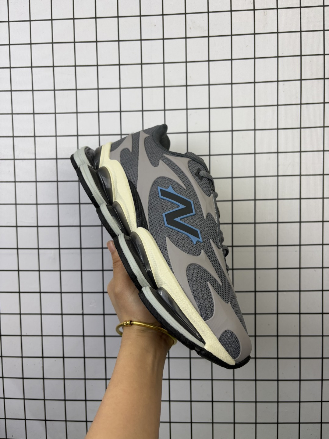 💰170
公司级：新百伦 New Balance NB U2000EA 运动跑步鞋。此复刻经典鞋款，加入当下大热的户外元素，以曾经篮球鞋款型式样加以打造鞋款造型。编织鞋带以及加强稳固鞋底都提供机能支持，材质上使用绒皮呈现更显质感 
货号：U2000
SIze40-45
编码：753