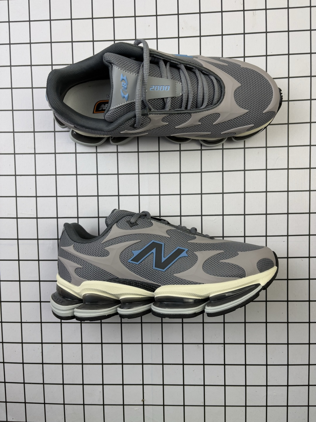 💰170
公司级：新百伦 New Balance NB U2000EA 运动跑步鞋。此复刻经典鞋款，加入当下大热的户外元素，以曾经篮球鞋款型式样加以打造鞋款造型。编织鞋带以及加强稳固鞋底都提供机能支持，材质上使用绒皮呈现更显质感 
货号：U2000
SIze40-45
编码：753