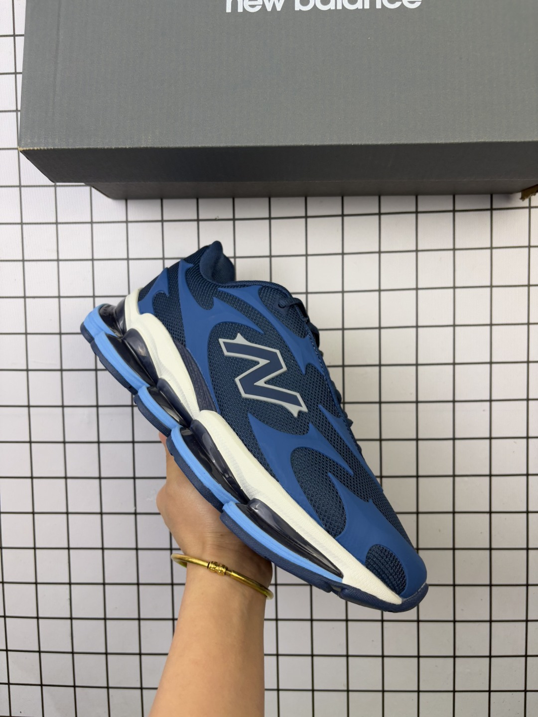 公司级:新百伦 New Balance NB U2000EA 运动跑步鞋.此复刻经典鞋款,加入当下大热的户外元素,以曾经篮球鞋款型式样加以打造鞋款造型.编织鞋带以及加强稳固鞋底都提供机能支持,材质上使用绒皮呈现更显质感 货号:U2000 编码:753
