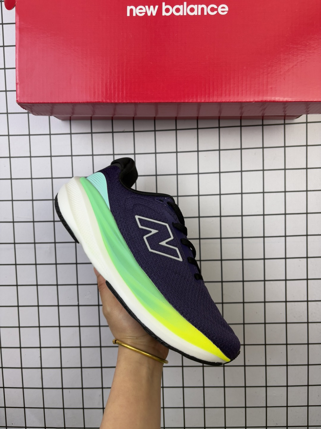 新百伦New Balance NB Fresh Foam Evoz v2舒适耐磨低帮跑步鞋 实拍首发受到Fresh Foam1080舒适骑行跑鞋将毛绒舒适感提升到一个新的水平这款鞋旨在提供我们柔软 缓震的足底体验采用FreshFoam技术可平衡巅峰性能和一流的缓震性能 货号:M108013 半 编码704