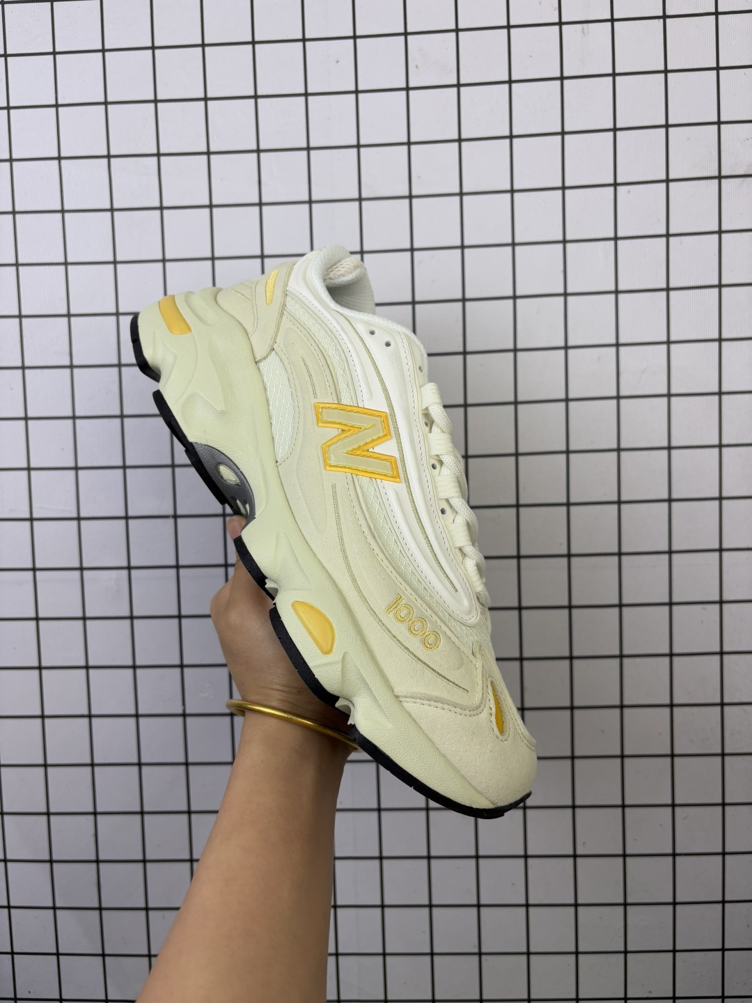 New Balance/新百伦 男女鞋半码制,原楦原纸版开发,采用环保纤维革拼接牛津布衬垫织物鞋面材质,全新4层组合T-Beam大底提供足步弓支撑,加入了ENCAP材质缓震中底,外置防滑耐磨橡胶底片❗️复古鞋型1000系列回归!NB新百伦New Balance M1000"Off White Gradient Red"系列低帮复古老爹风休闲运动慢跑鞋“米白酒红 M1000EGY 编码704