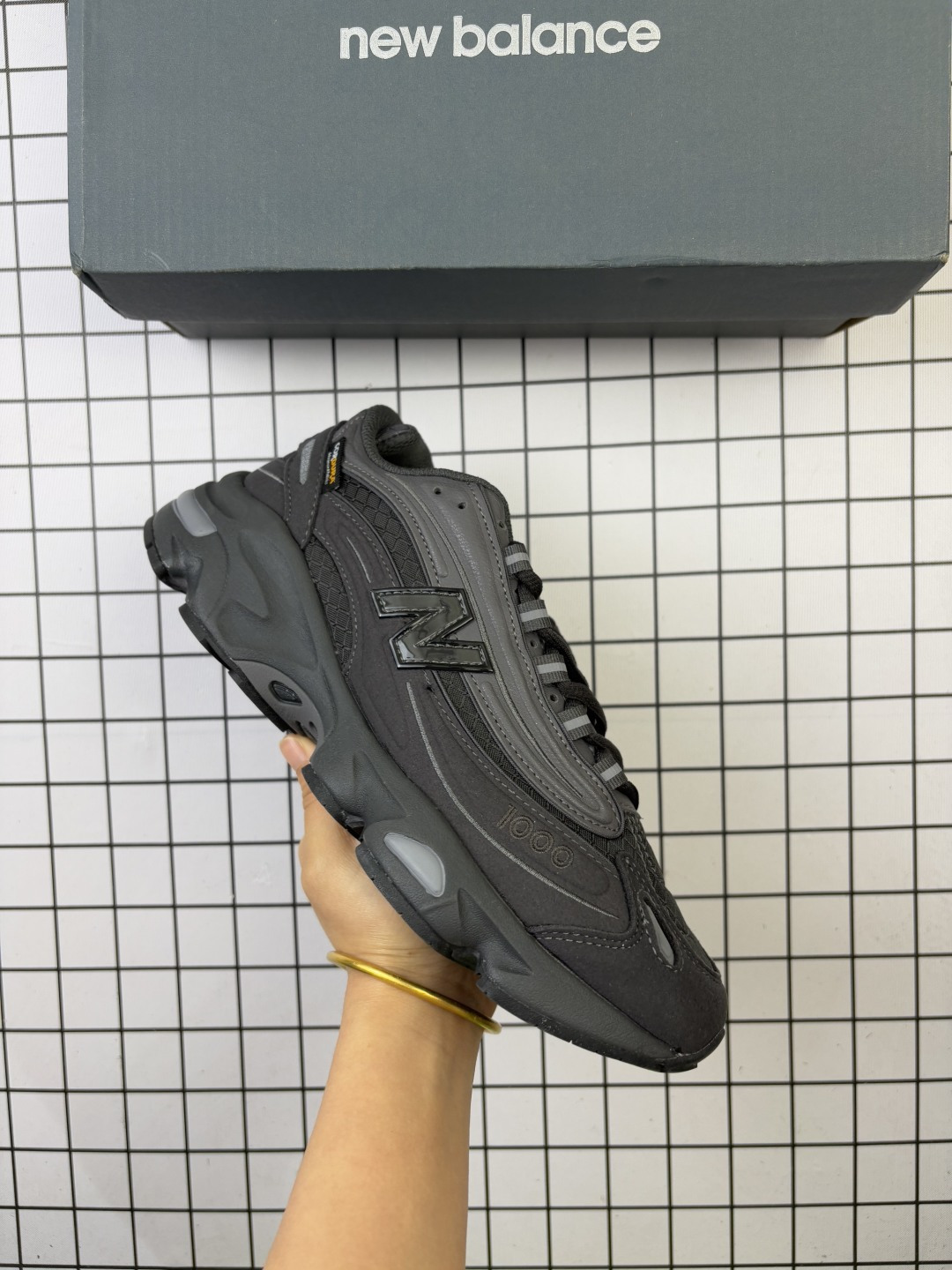 New Balance/新百伦 男女鞋半码制,原楦原纸版开发,采用环保纤维革拼接牛津布衬垫织物鞋面材质,全新4层组合T-Beam大底提供足步弓支撑,加入了ENCAP材质缓震中底,外置防滑耐磨橡胶底片❗️复古鞋型1000系列回归!NB新百伦New Balance M1000"Off White Gradient Red"系列低帮复古老爹风休闲运动慢跑鞋“米白酒红 M1000EGY 编码704