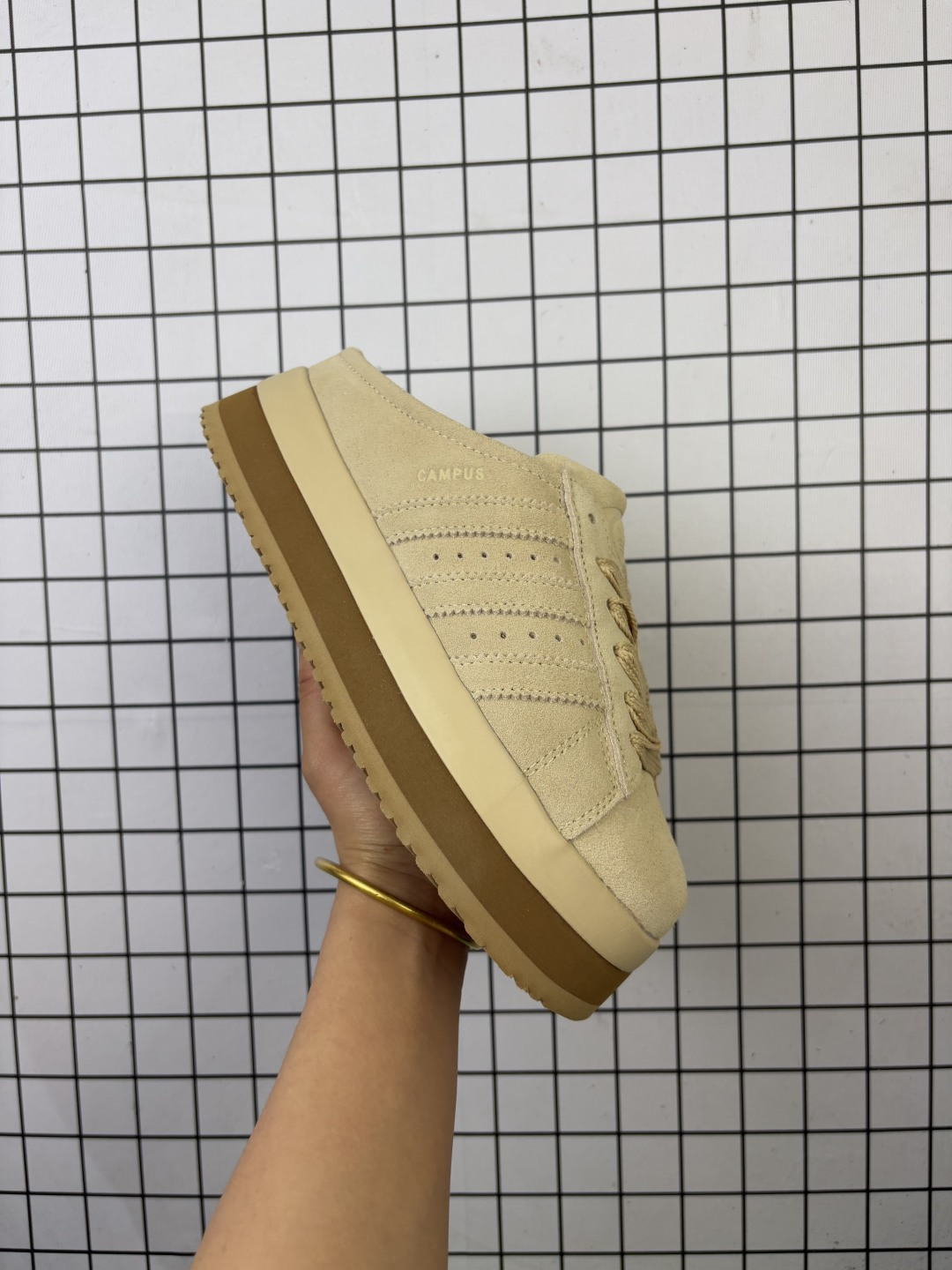 Adidas阿迪达斯.三叶草CAMPUS 00s 面包鞋 包头拖鞋 复古休闲板鞋 运动拖鞋.千禧回潮!adidas Campus 00s 经典再现!面包化的campus鞋款在今年受到很多人的喜爱.鞋款整体设计在保有原型设计中经典的三叶草Logo及三条纹设计的同时,放大了整体鞋身、鞋带和三条纹比例.同时鞋身填充棉部分用料扎实、较为厚重,这也使得鞋舌部分不会轻易移位或弯折.同时鞋面切割与走线部分处理十分精细,皮面拼接部分边缘切割也十分整洁,保证了个性化设计的同时做工细致. 货号:JS2487 编码688