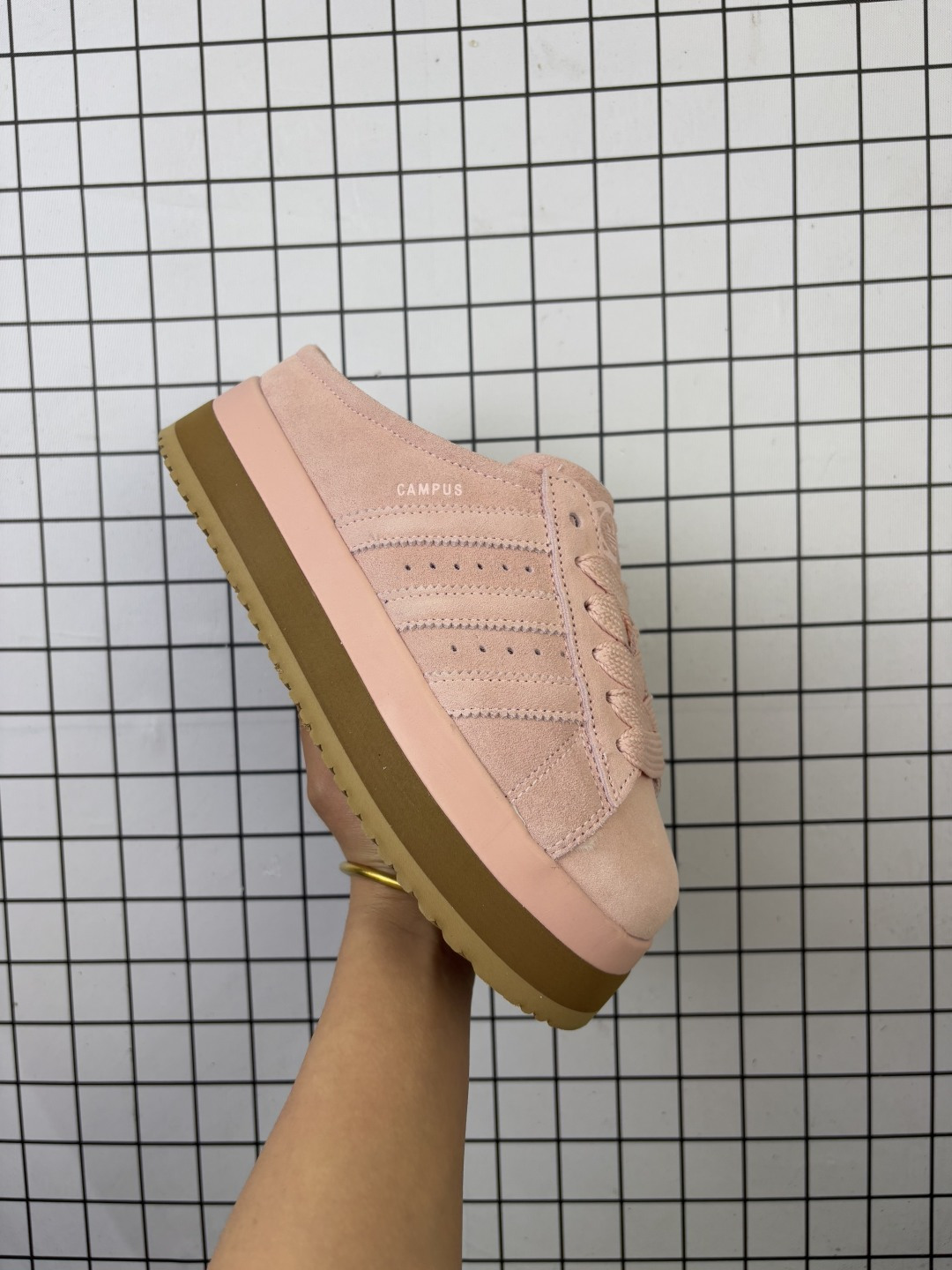 Adidas阿迪达斯.三叶草CAMPUS 00s 面包鞋 包头拖鞋 复古休闲板鞋 运动拖鞋.千禧回潮!adidas Campus 00s 经典再现!面包化的campus鞋款在今年受到很多人的喜爱.鞋款整体设计在保有原型设计中经典的三叶草Logo及三条纹设计的同时,放大了整体鞋身、鞋带和三条纹比例.同时鞋身填充棉部分用料扎实、较为厚重,这也使得鞋舌部分不会轻易移位或弯折.同时鞋面切割与走线部分处理十分精细,皮面拼接部分边缘切割也十分整洁,保证了个性化设计的同时做工细致. 货号:JS2487 编码688