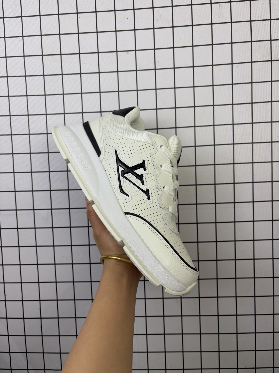 🈴💰130
特价✅路易威登/Louis Vuitton  LV路易威登板鞋      
 
新款 LV Trainer最新配色运动鞋  L家 篮球鞋风格运动鞋   该鞋由艺术总监 VIRGIL ABLOH设计 垫脚聚米微料加透气英伦网布  细节原版一致 Size:36-45
编码给L