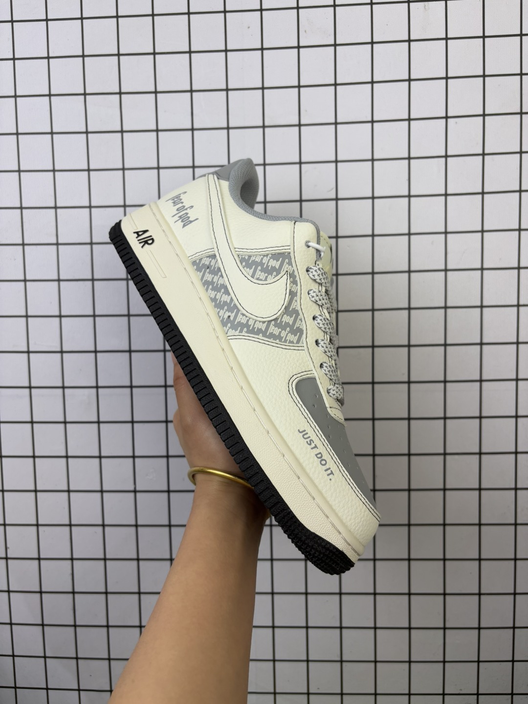 Nike Air Force1 07 low 纪梵希联名 定制空军 #原楦头原纸板 打造纯正空军版型 #专注外贸渠道 全掌内置蜂窝气垫 #原盒配件 原厂中底钢印、拉帮完美 货号:JP8028 008 编码元