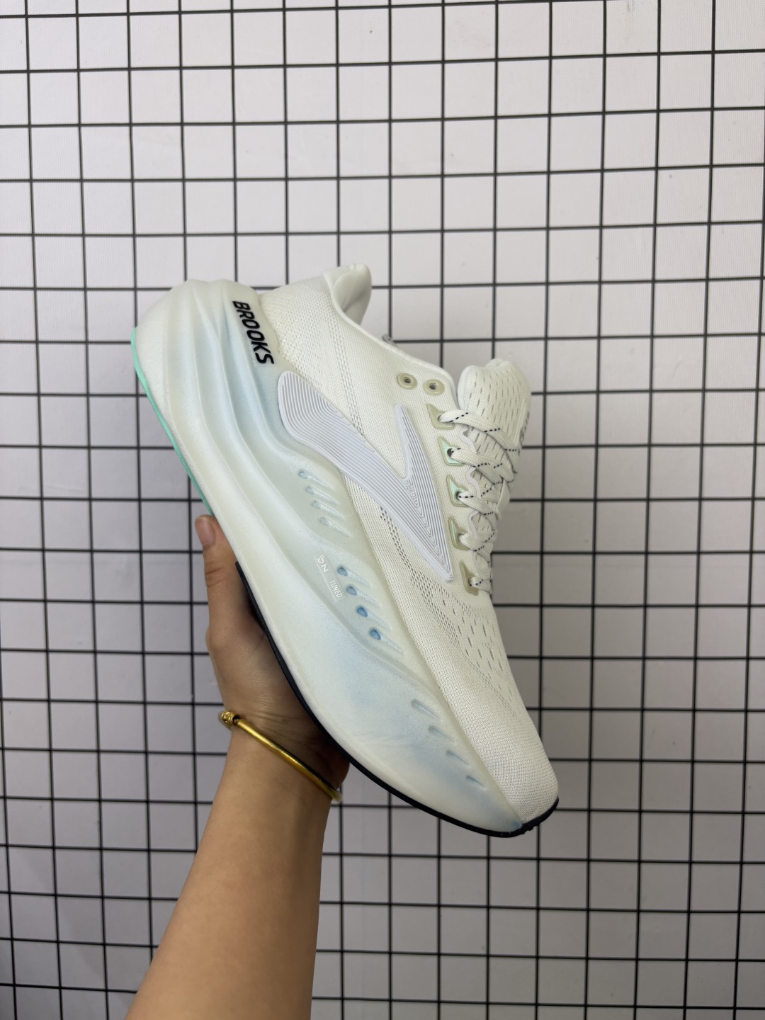 布鲁克斯 Brooks Glycerin Max 超弹轻盈低帮透气缓震支撑休闲运动慢跑鞋 采用改进工程空气网眼组合热熔工艺 鞋面材质搭载DNA LOFT V2密度泡棉缓震系统 中底外置防滑耐磨橡胶底片 编码699