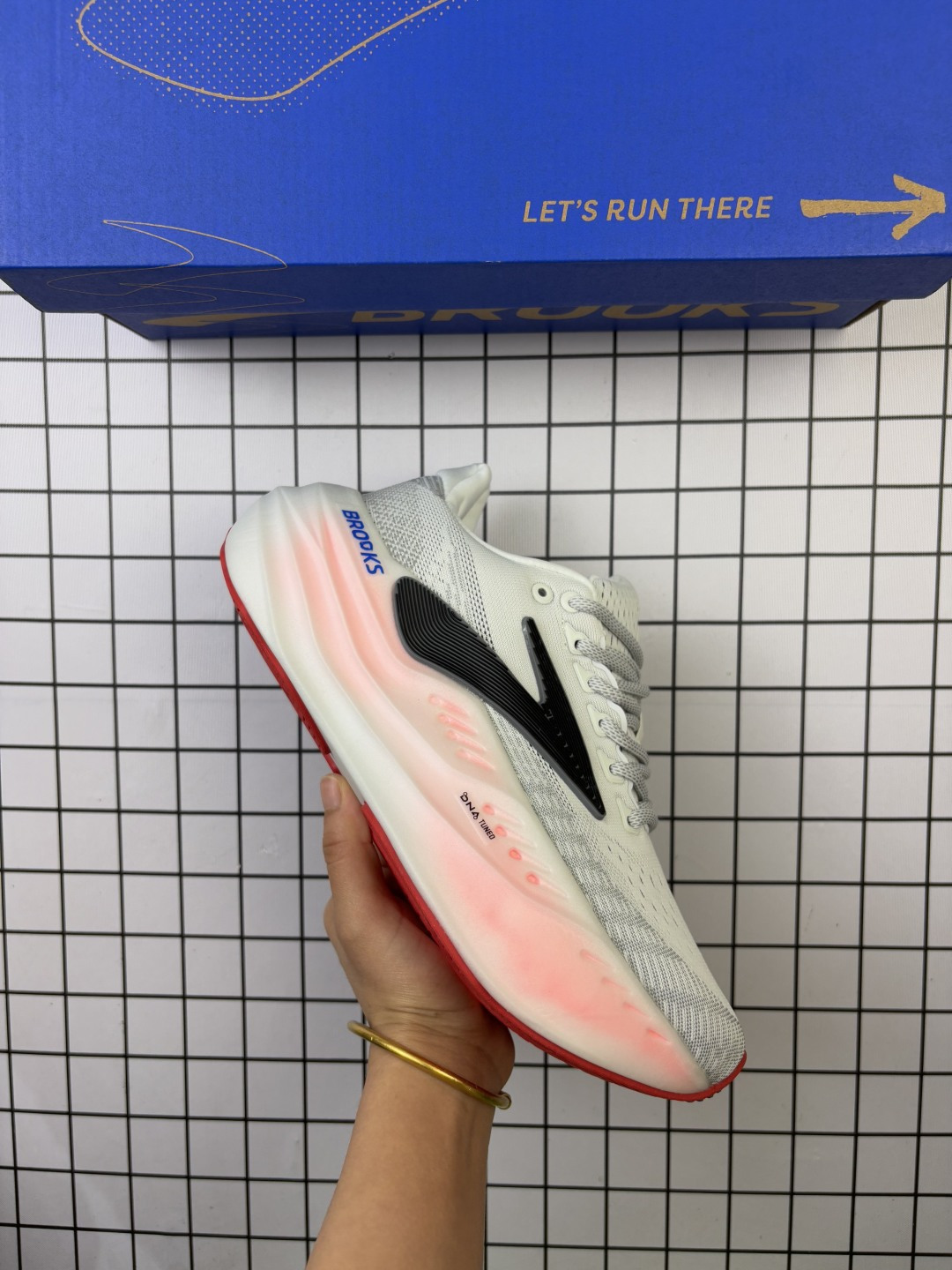 布鲁克斯 Brooks Glycerin Max 超弹轻盈低帮透气缓震支撑休闲运动慢跑鞋 采用改进工程空气网眼组合热熔工艺 鞋面材质搭载DNA LOFT V2密度泡棉缓震系统 中底外置防滑耐磨橡胶底片 编码699