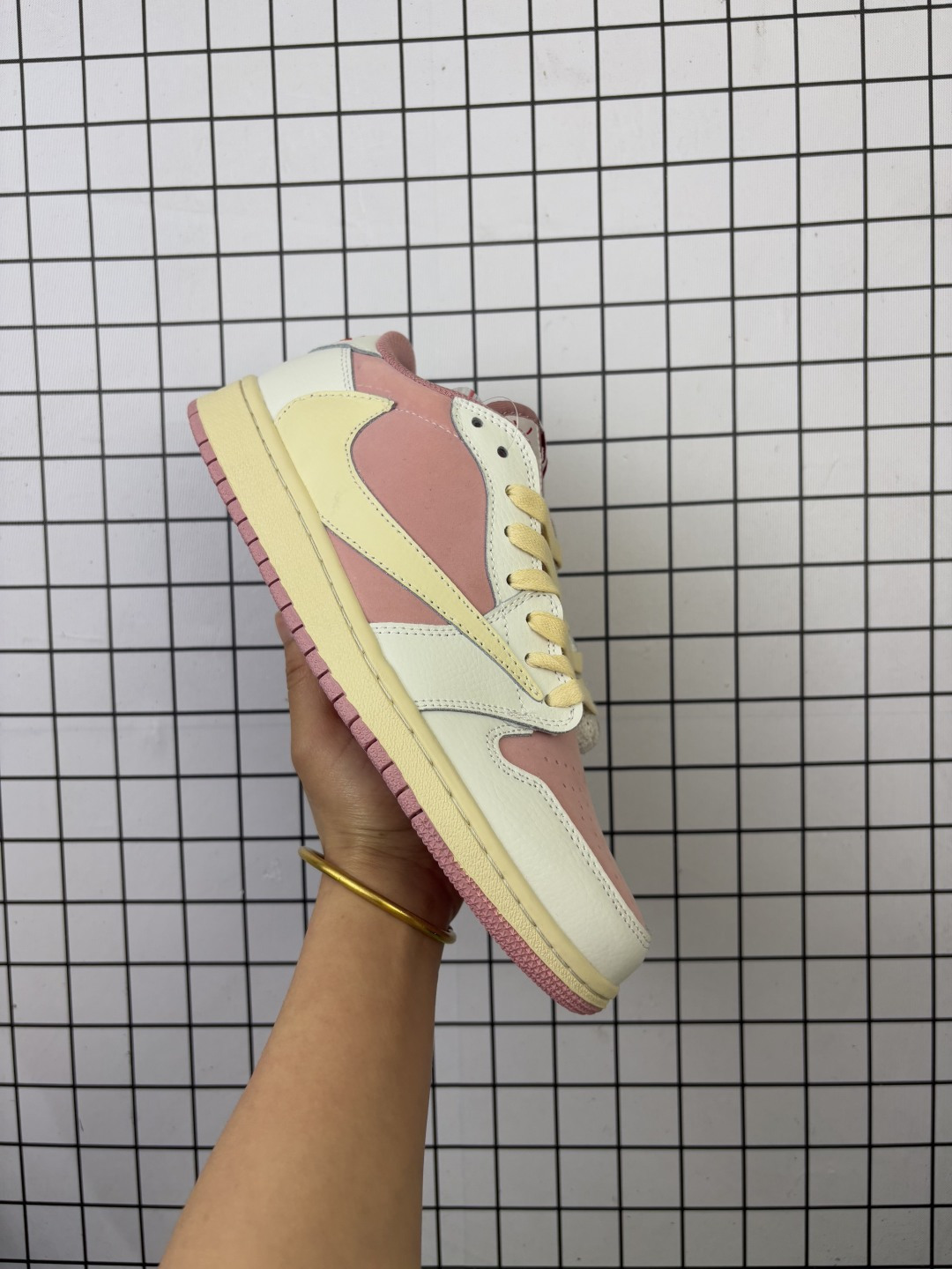 耐克 乔丹Air Jordan 1 Low AJ1 乔1 乔丹1代aj1 低帮复古文化休闲运动篮球鞋.该鞋款从 1985 年元年款汲取设计灵感,焕新演绎简约经典外观,让人感到熟悉的同时又颇具新意.缝线细节搭配后跟刺绣 Wings 标志,彰显 JORDAN 品牌与众不同的专属格调.皮革鞋面,塑就出众结构感与耐穿性.鞋底加入 Nike Air 缓震技术,造就轻盈缓震脚感,外底融入橡胶,铸就非凡抓地力,塑就日常佳选,后跟饰有 Wings 标志,鞋头打孔设计,泡绵中底. 货号:553558 编码093