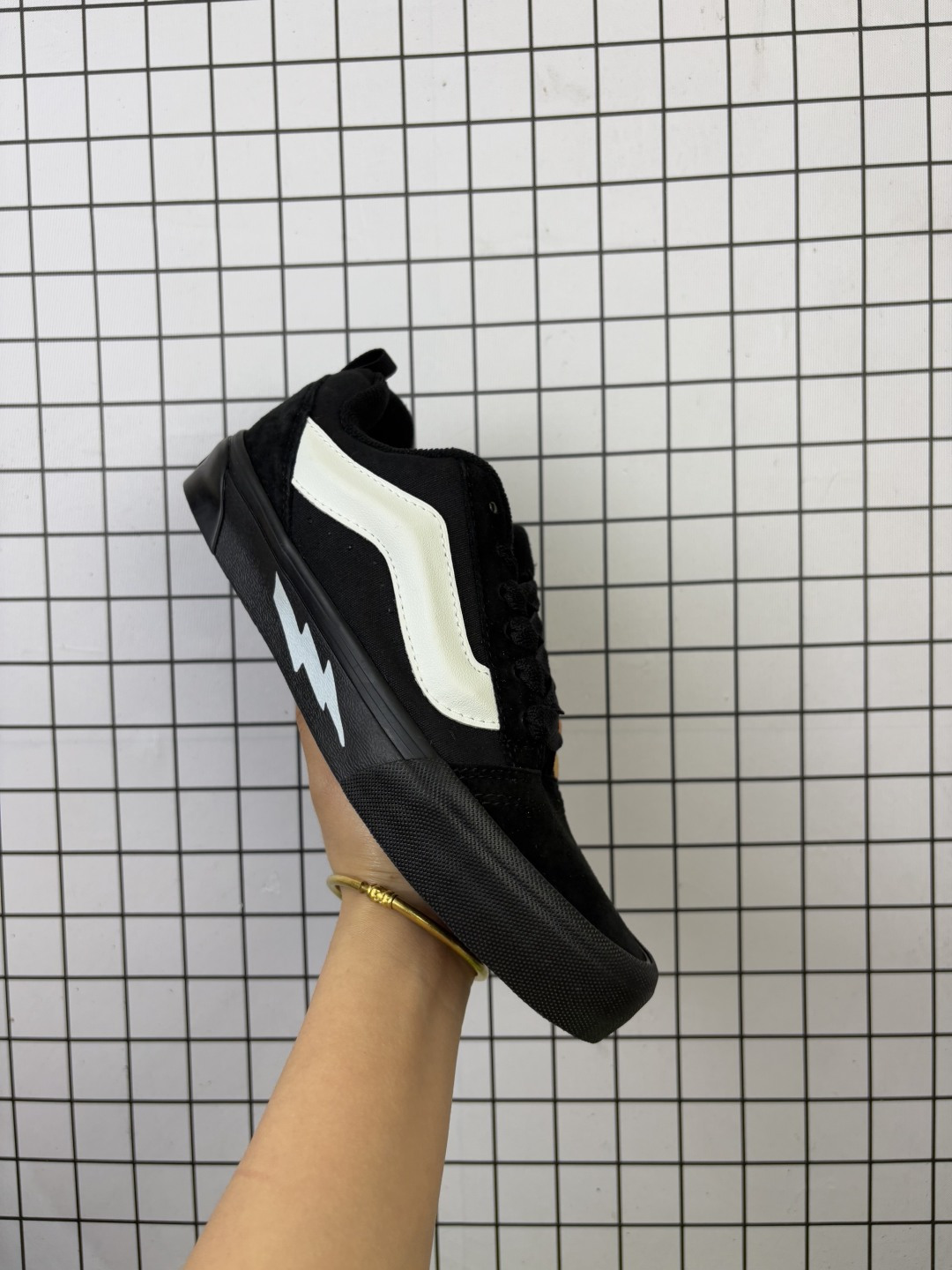 💰100 
    🔥Vans闪电⚡联名
   万斯   黑武士面包鞋来啦！
Vans  Knu Skool新款闪电黑武士面包鞋男女复古秋冬舒适情侣运动滑板鞋
～闪电设计炫酷十足，面包鞋型复古舒适潮流，运动滑板两不误！穿上它，街头焦点就是你！✨ #潮鞋 #情侣鞋 #滑板鞋 #万斯闪Size:35～44
编码648