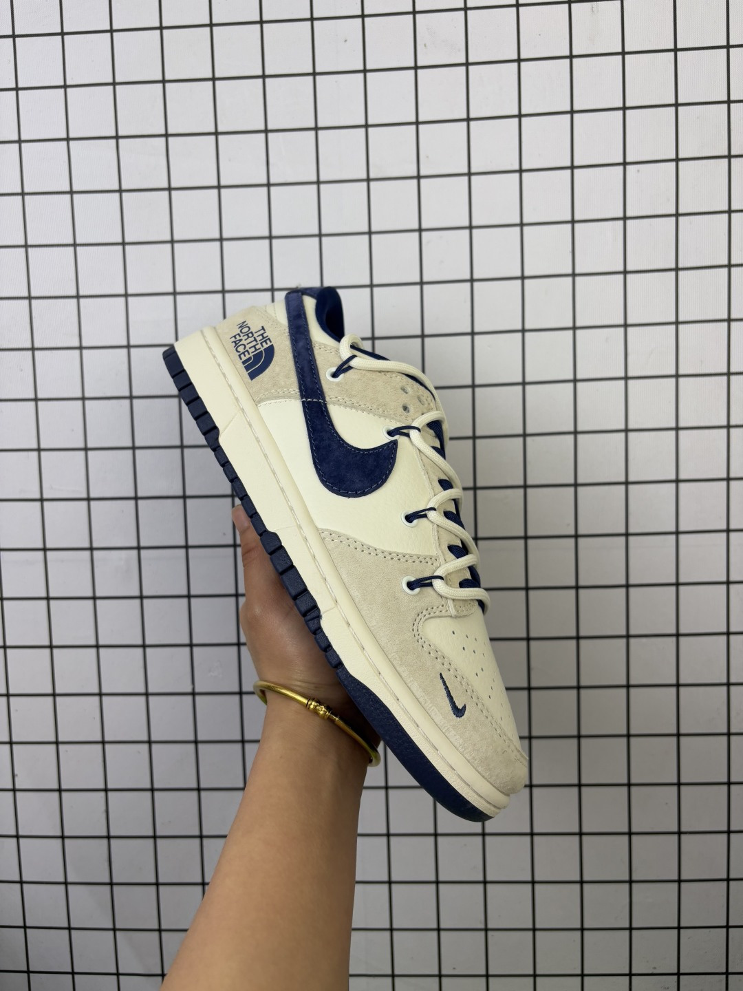 💰150
耐克Nike SB Dunk Low Retro 联名  “DIY高端定制”低帮休闲运动板鞋 货号:DM6868 003
用料绝不含糊 独家版型蒸餾加工帶來的是更好的视觉和脚感体验 清洁度 电绣工艺 皮料切割干净无任何毛边 细节完美

码数：36 36.5 37.5 38 38.5 39 40 40.5 41 42 42.5 43 44 44.5 45
编码577