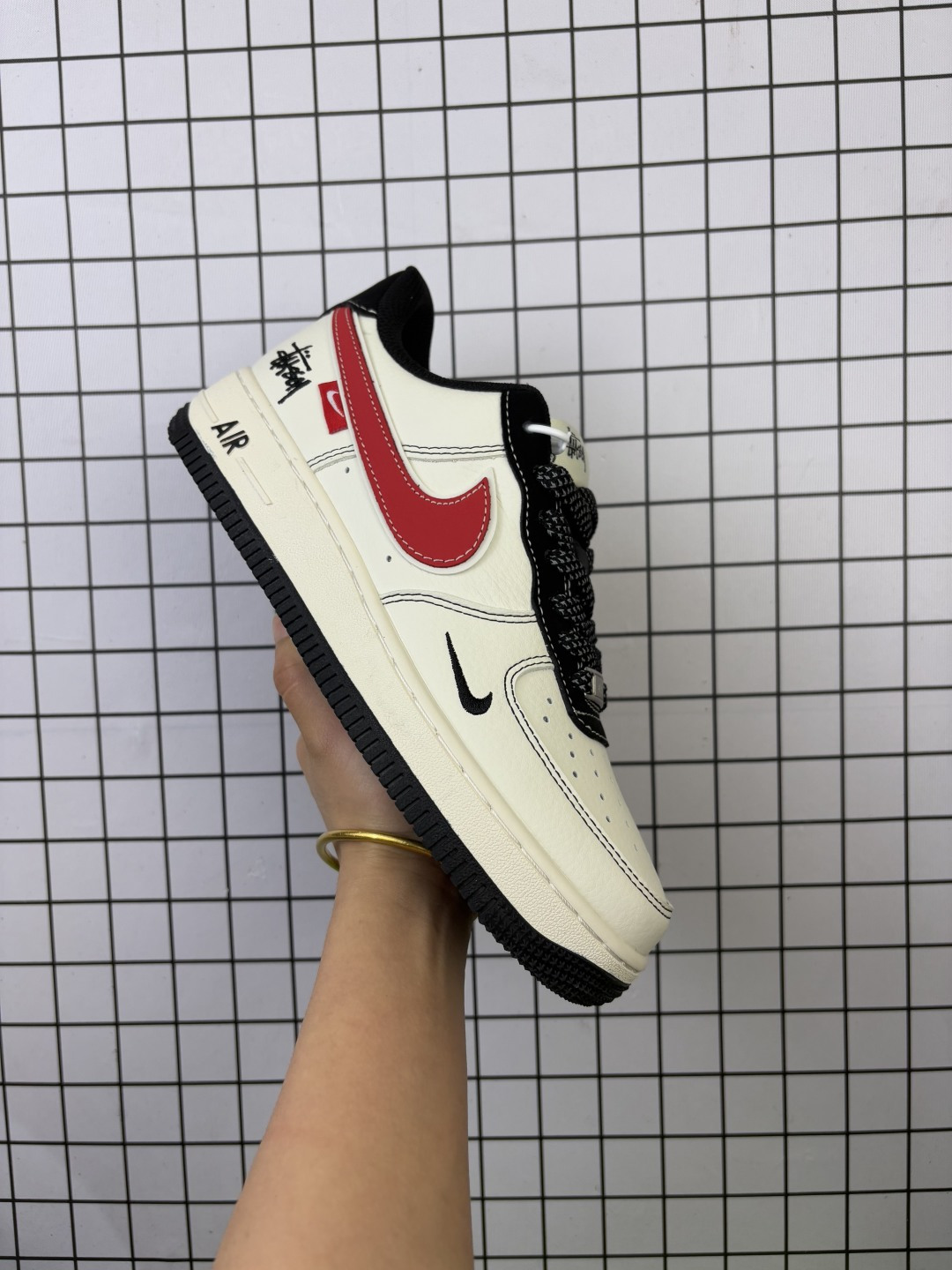 💰150
Nike/耐克 男女鞋真标半码制，原楦原纸版开发，采用软质荔枝纹牛剖革鞋面材质，内置全掌Air Sole气垫❗创意定制,联乘美国潮流服饰品牌/至高Supreme x Nike Air Force 1 07 Low"Supreme"空军一号经典低帮百搭休闲运动板鞋“Sup联名米白藏蓝标 XS1958-524

类型：男女鞋
码数：36 36.5 37.5 38 38.5 39 40 40.5 41 42 42.5 43 44 45
编码：金