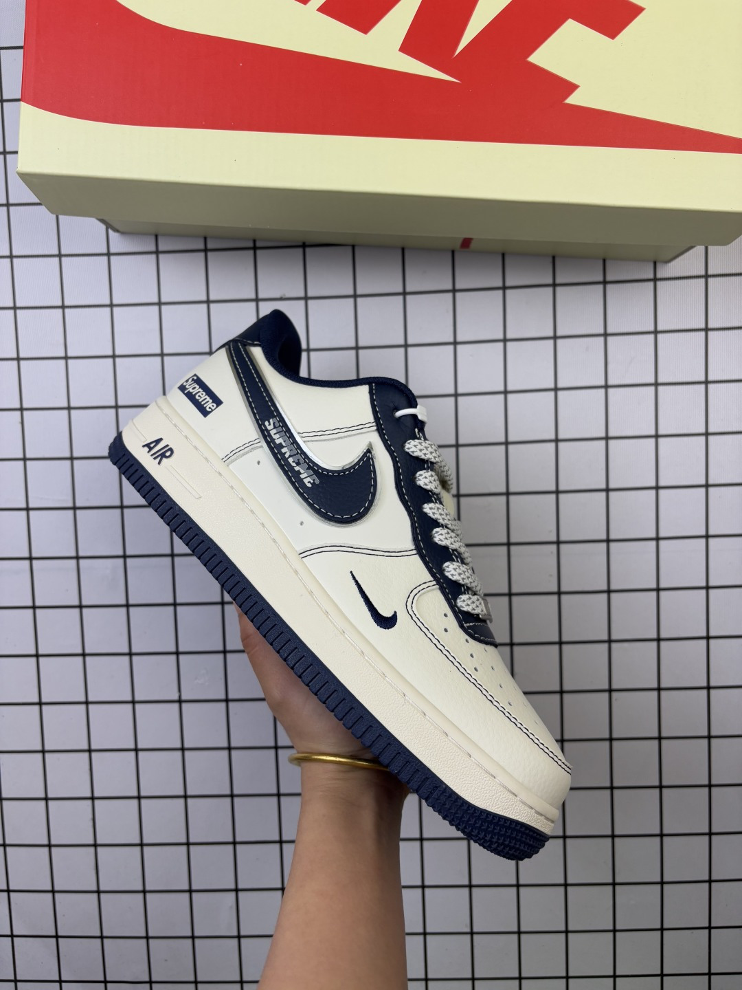 🈴💰150
Nike/耐克 男女鞋真标半码制，原楦原纸版开发，采用软质荔枝纹牛剖革鞋面材质，内置全掌Air Sole气垫❗创意定制,联乘美国潮流服饰品牌/至高Supreme x Nike Air Force 1 07 Low"Supreme"空军一号经典低帮百搭休闲运动板鞋“Sup联名米白藏蓝标 XS1958-524

类型：男女鞋
码数：36 36.5 37.5 38 38.5 39 40 40.5 41 42 42.5 43 44 45
编码：金