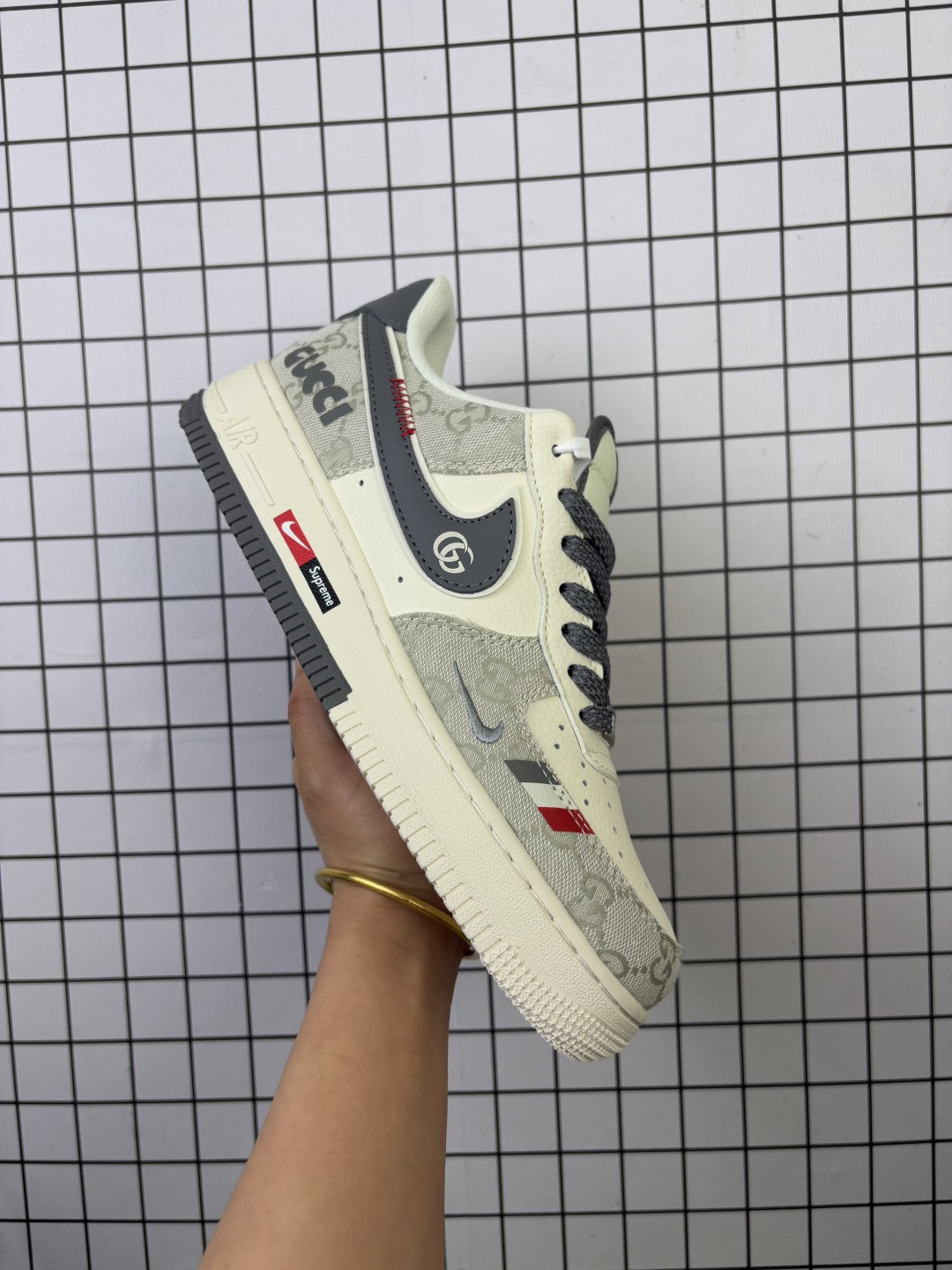 💰220
Nike/耐克 男女鞋真标半码制,升级原楦原纸版数据开发,采用硬质牛剖革鞋面材质,原楦开发版型纸版,内置全掌Air Sole气垫❗️创意定制配色,联乘意大利奢侈品牌-古驰Gucci x Nike Air Force 1 Low"Esquisite Gucci"空军一号低帮经典百搭休闲运动板鞋“ MZ9588-808
类型:男女鞋
码数:36 36.5 37.5 38 38.5 39 40 40.5 41 42 42.5 43 44 45
编码元