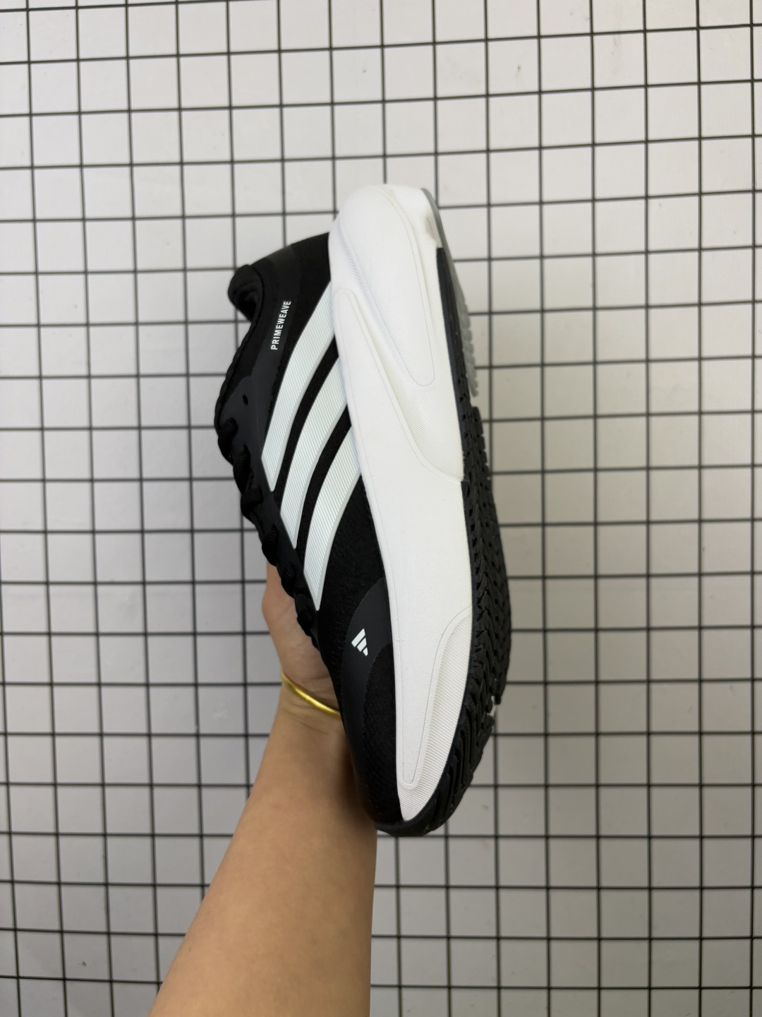 💰140 公司级✅AD Adizero Adios Pro 4 马拉松竞速专业跑鞋 JR7671 CELERMESH针织网面非常轻薄 纤维间的缝隙很大 可以保证跑步时的透气、排汗效果 鞋舌直接与两侧的内衬和鞋底连接在一起 在跑步过程中不会被鞋舌的左右移动所困扰 在标准鞋带孔的基础上再拓宽一组鞋带孔 适合不同脚型的需求 突破性 EnergyRods 技术,有助于跑者实现更好的成绩 中底独特的LIGHTSTRIKE PRO泡棉材质 微弹感觉在跑步过程中给予了良好的支撑体验 对于顶级精英和高水平进阶跑者来说 ADIOS PRO是一双值得信赖的竞速比赛用鞋 SIZE:36 36.5 37.5 38 38.5 39 40 40.5 41 42 42.5 43 44 44.5 45 编码:688