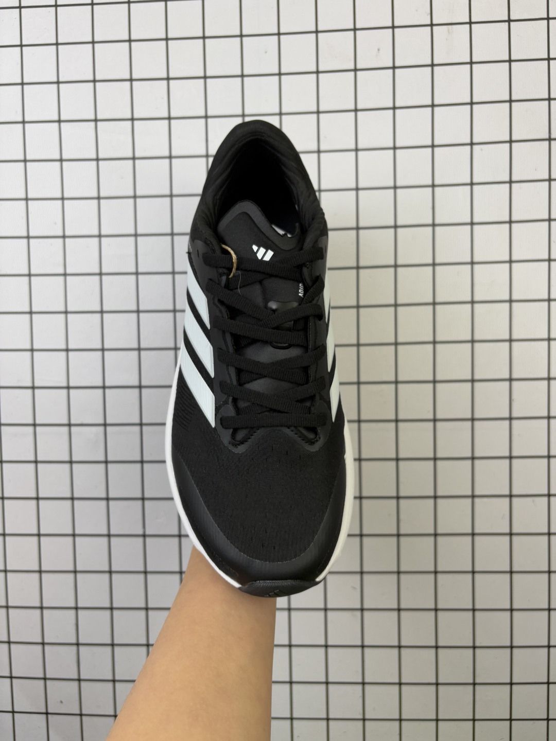 💰140 公司级✅AD Adizero Adios Pro 4 马拉松竞速专业跑鞋 JR7671 CELERMESH针织网面非常轻薄 纤维间的缝隙很大 可以保证跑步时的透气、排汗效果 鞋舌直接与两侧的内衬和鞋底连接在一起 在跑步过程中不会被鞋舌的左右移动所困扰 在标准鞋带孔的基础上再拓宽一组鞋带孔 适合不同脚型的需求 突破性 EnergyRods 技术,有助于跑者实现更好的成绩 中底独特的LIGHTSTRIKE PRO泡棉材质 微弹感觉在跑步过程中给予了良好的支撑体验 对于顶级精英和高水平进阶跑者来说 ADIOS PRO是一双值得信赖的竞速比赛用鞋 SIZE:36 36.5 37.5 38 38.5 39 40 40.5 41 42 42.5 43 44 44.5 45 编码:688