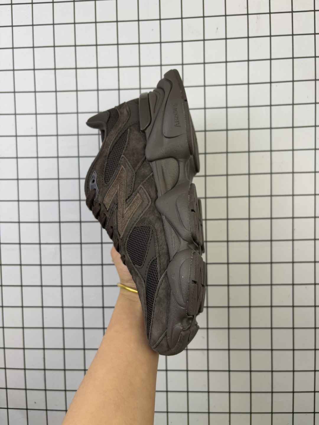 💰180
公司级✅New Balance 9060系列 新百伦 复古休闲运动慢跑鞋
鞋面大身由空间双格及磨砂鞋面拼接而生
采用大面积网眼以及麂皮材质覆盖鞋身 还原经典气质 搭载ABZORB避震科技 由泡沫聚酯制成 上脚可以有效减少由鞋底反弹对身体及双腿的冲击力
货号:U9060ZWD
Size:36 37 37.5 38 38.5 39.5 40 40.5 41.5 42 42.5 43 44 45
编码688