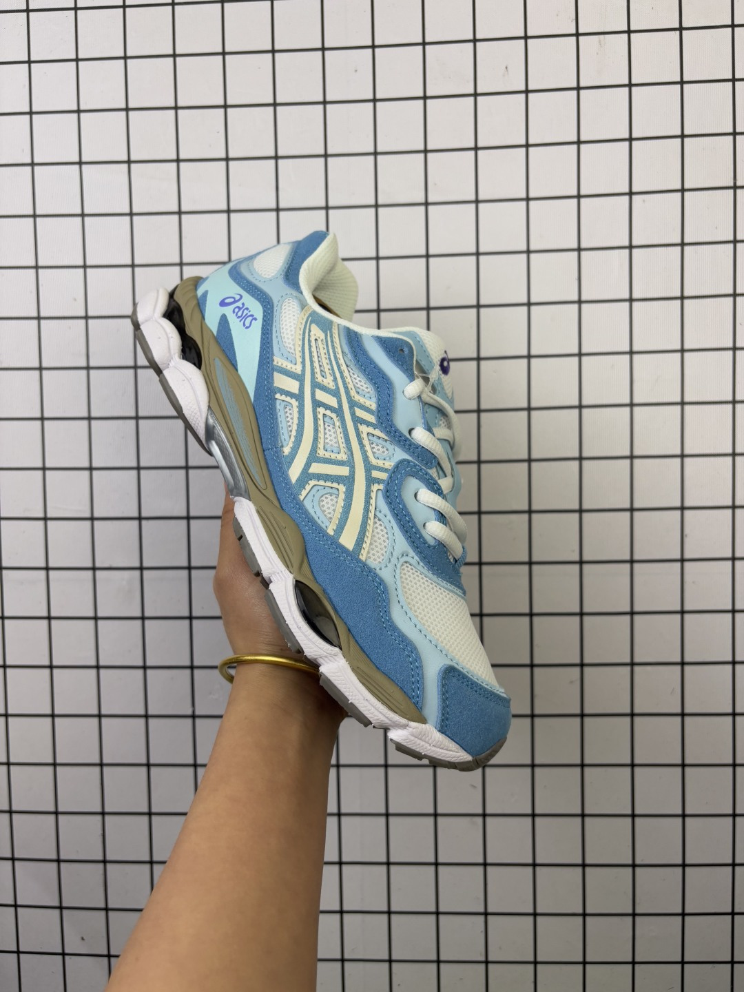 🈴💰120 AsicsGel-NYC复古单品 2025年新款 亚瑟士ASICSTIGER 新款儿童休闲鞋 厚底街头运动休闲鞋，ASICS亚瑟士推出全新GEL-NYC，彰显纽约都市活力。这次的新系列融入了多个版本GEL的经典设计风格，广受好评。其设计灵感来源于GEL-NIMBUS 3,GEL-MC PLUS V 和 GEL-CUMULUS 16 这些往日经典鞋款。GEL-NYC使用GEL-CUMULUS 16鞋款的鞋楦设计,展现了独特的现代化美学。鞋底采用了轻质发泡材料,并在后跟和前掌处采用了ASICS亚瑟士核心科技——GEL缓震胶,赋予鞋款强大的缓冲性能,提供了更柔软舒适的穿着体验。而在原有设计的启发之上,此次鞋款采用更贴合当今潮流趋势的材料和创新技术,展现出纽约充满活力的都市精神。 编码688 Size:36～45