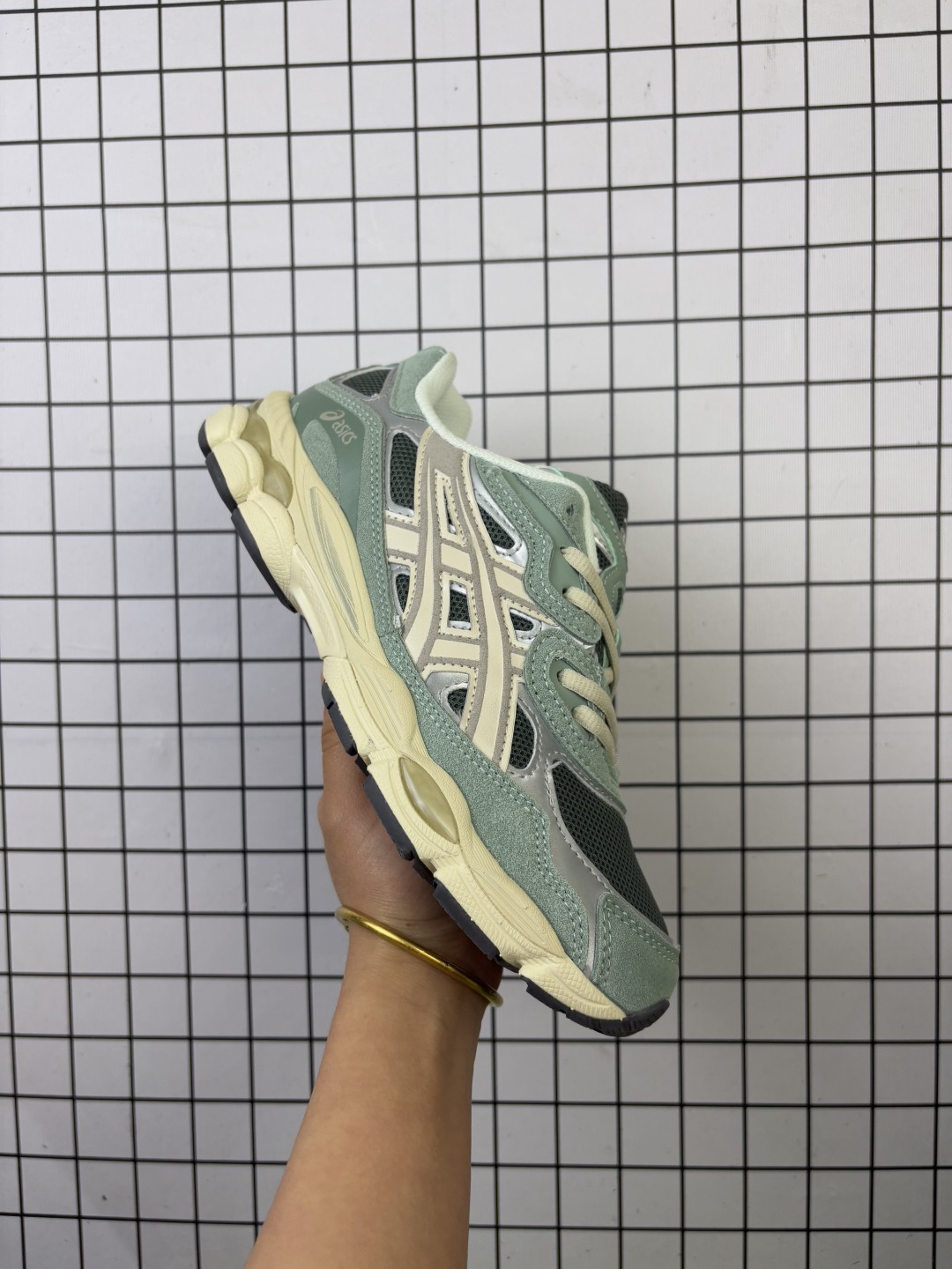 💰130 AsicsGel-NYC复古单品 2025年新款 亚瑟士ASICSTIGER 新款儿童休闲鞋 厚底街头运动休闲鞋，ASICS亚瑟士推出全新GEL-NYC，彰显纽约都市活力。这次的新系列融入了多个版本GEL的经典设计风格，广受好评。其设计灵感来源于GEL-NIMBUS 3,GEL-MC PLUS V 和 GEL-CUMULUS 16 这些往日经典鞋款。GEL-NYC使用GEL-CUMULUS 16鞋款的鞋楦设计,展现了独特的现代化美学。鞋底采用了轻质发泡材料,并在后跟和前掌处采用了ASICS亚瑟士核心科技——GEL缓震胶,赋予鞋款强大的缓冲性能,提供了更柔软舒适的穿着体验。而在原有设计的启发之上,此次鞋款采用更贴合当今潮流趋势的材料和创新技术,展现出纽约充满活力的都市精神。 货号：1203A805-101 编码699 Size:36～46.5