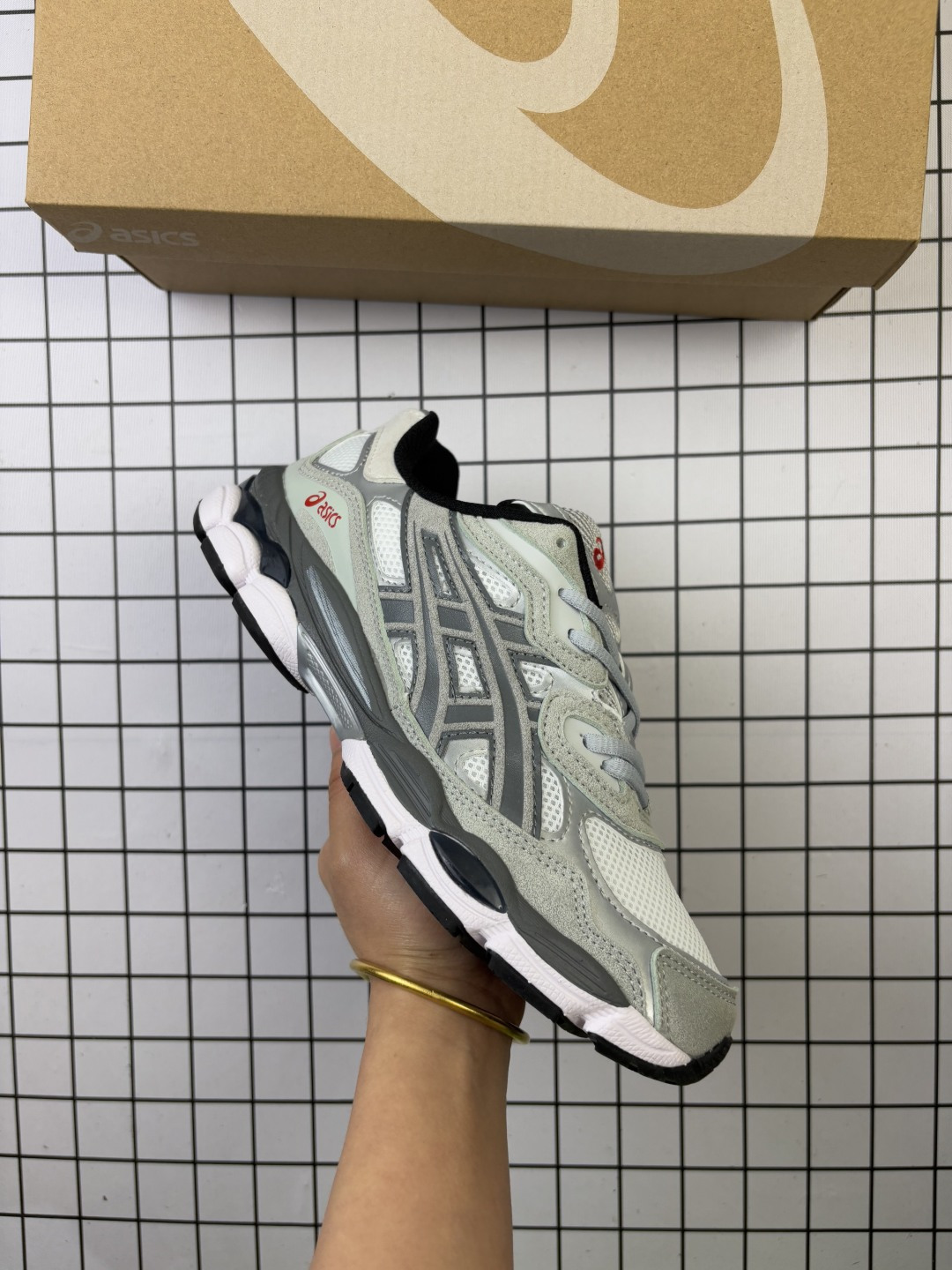 🈴💰130 AsicsGel-NYC复古单品 2025年新款 亚瑟士ASICSTIGER 新款儿童休闲鞋 厚底街头运动休闲鞋,ASICS亚瑟士推出全新GEL-NYC,彰显纽约都市活力。这次的新系列融入了多个版本GEL的经典设计风格,广受好评。其设计灵感来源于GEL-NIMBUS 3,GEL-MC PLUS V 和 GEL-CUMULUS 16 这些往日经典鞋款。GEL-NYC使用GEL-CUMULUS 16鞋款的鞋楦设计,展现了独特的现代化美学。鞋底采用了轻质发泡材料,并在后跟和前掌处采用了ASICS亚瑟士核心科技——GEL缓震胶,赋予鞋款强大的缓冲性能,提供了更柔软舒适的穿着体验。而在原有设计的启发之上,此次鞋款采用更贴合当今潮流趋势的材料和创新技术,展现出纽约充满活力的都市精神。 货号:1203A805-101 编码699 Size:36~46.5