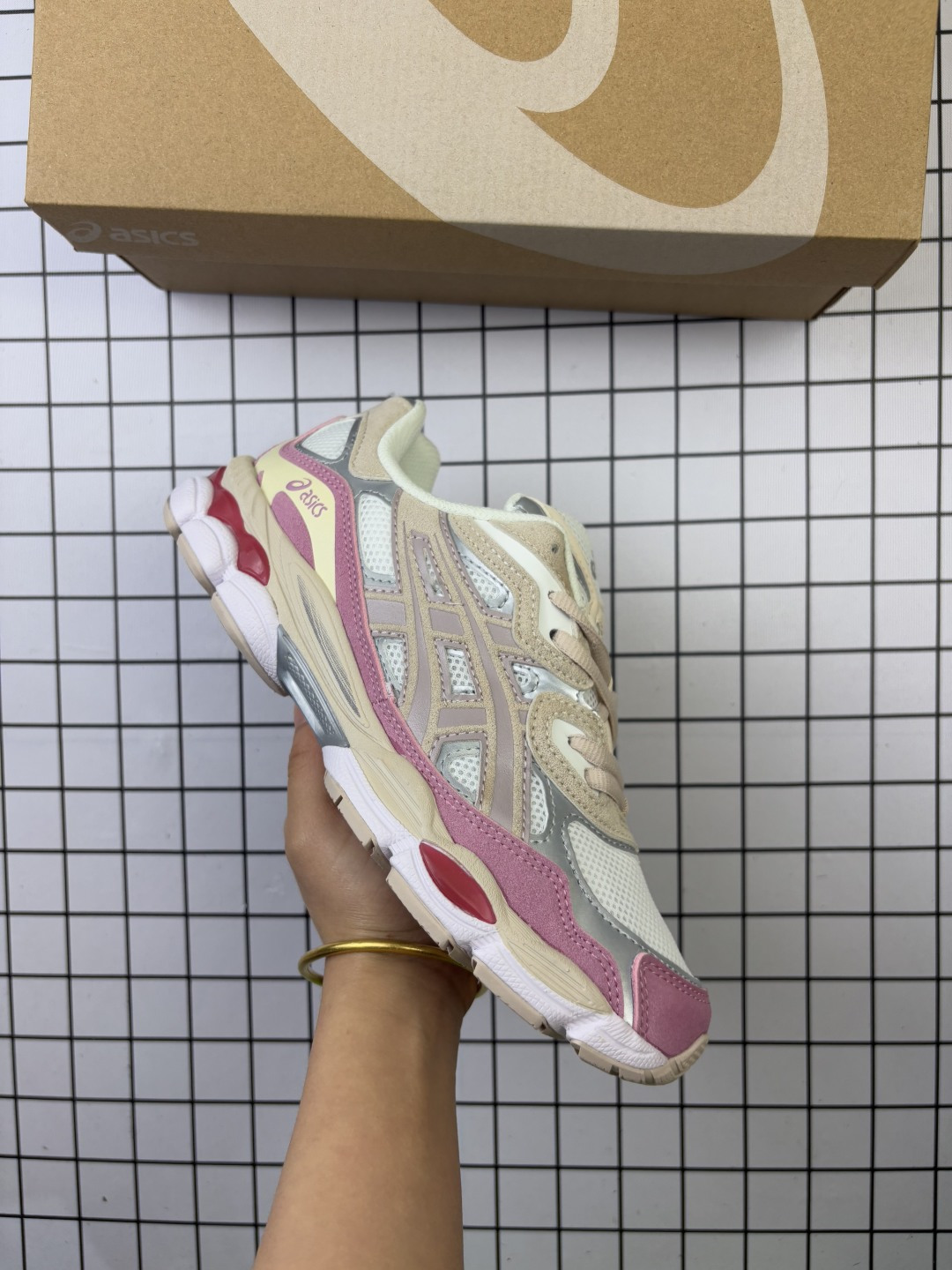 🈴💰130 AsicsGel-NYC复古单品 2025年新款 亚瑟士ASICSTIGER 新款儿童休闲鞋 厚底街头运动休闲鞋,ASICS亚瑟士推出全新GEL-NYC,彰显纽约都市活力。这次的新系列融入了多个版本GEL的经典设计风格,广受好评。其设计灵感来源于GEL-NIMBUS 3,GEL-MC PLUS V 和 GEL-CUMULUS 16 这些往日经典鞋款。GEL-NYC使用GEL-CUMULUS 16鞋款的鞋楦设计,展现了独特的现代化美学。鞋底采用了轻质发泡材料,并在后跟和前掌处采用了ASICS亚瑟士核心科技——GEL缓震胶,赋予鞋款强大的缓冲性能,提供了更柔软舒适的穿着体验。而在原有设计的启发之上,此次鞋款采用更贴合当今潮流趋势的材料和创新技术,展现出纽约充满活力的都市精神。 货号:1203A805-101 编码699 Size:36~46.5