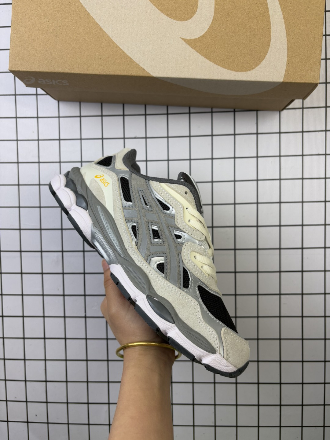 🈴💰130 AsicsGel-NYC复古单品 2025年新款 亚瑟士ASICSTIGER 新款儿童休闲鞋 厚底街头运动休闲鞋,ASICS亚瑟士推出全新GEL-NYC,彰显纽约都市活力。这次的新系列融入了多个版本GEL的经典设计风格,广受好评。其设计灵感来源于GEL-NIMBUS 3,GEL-MC PLUS V 和 GEL-CUMULUS 16 这些往日经典鞋款。GEL-NYC使用GEL-CUMULUS 16鞋款的鞋楦设计,展现了独特的现代化美学。鞋底采用了轻质发泡材料,并在后跟和前掌处采用了ASICS亚瑟士核心科技——GEL缓震胶,赋予鞋款强大的缓冲性能,提供了更柔软舒适的穿着体验。而在原有设计的启发之上,此次鞋款采用更贴合当今潮流趋势的材料和创新技术,展现出纽约充满活力的都市精神。 货号:1203A805-101 编码699 Size:36~46.5