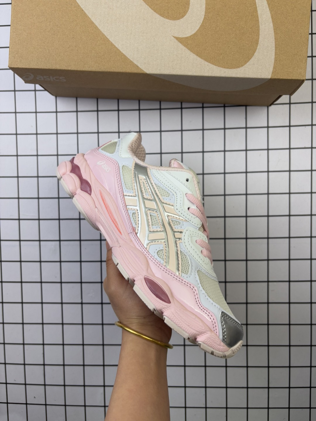 🈴💰130 AsicsGel-NYC复古单品 2025年新款 亚瑟士ASICSTIGER 新款儿童休闲鞋 厚底街头运动休闲鞋，ASICS亚瑟士推出全新GEL-NYC，彰显纽约都市活力。这次的新系列融入了多个版本GEL的经典设计风格，广受好评。其设计灵感来源于GEL-NIMBUS 3,GEL-MC PLUS V 和 GEL-CUMULUS 16 这些往日经典鞋款。GEL-NYC使用GEL-CUMULUS 16鞋款的鞋楦设计,展现了独特的现代化美学。鞋底采用了轻质发泡材料,并在后跟和前掌处采用了ASICS亚瑟士核心科技——GEL缓震胶,赋予鞋款强大的缓冲性能,提供了更柔软舒适的穿着体验。而在原有设计的启发之上,此次鞋款采用更贴合当今潮流趋势的材料和创新技术,展现出纽约充满活力的都市精神。 货号：1203A805-101 编码699 Size:36～46.5