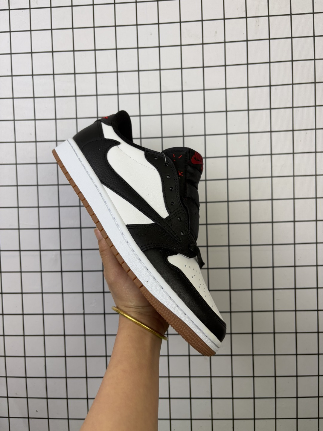 💰210
公司级✅Nike Air Jordan 1 x Travis Scott AJ1倒勾 乔一倒钩 耐克 低帮文化篮球鞋
完美品质出货 细节如图所示 鞋面切割工整 冲孔整齐干净 中底拉帮线 整体清洁度非常好
货号:DZ4137-700
尺码:40 40.5 41 42 42.5 43 44 45 46 47.5
编码757