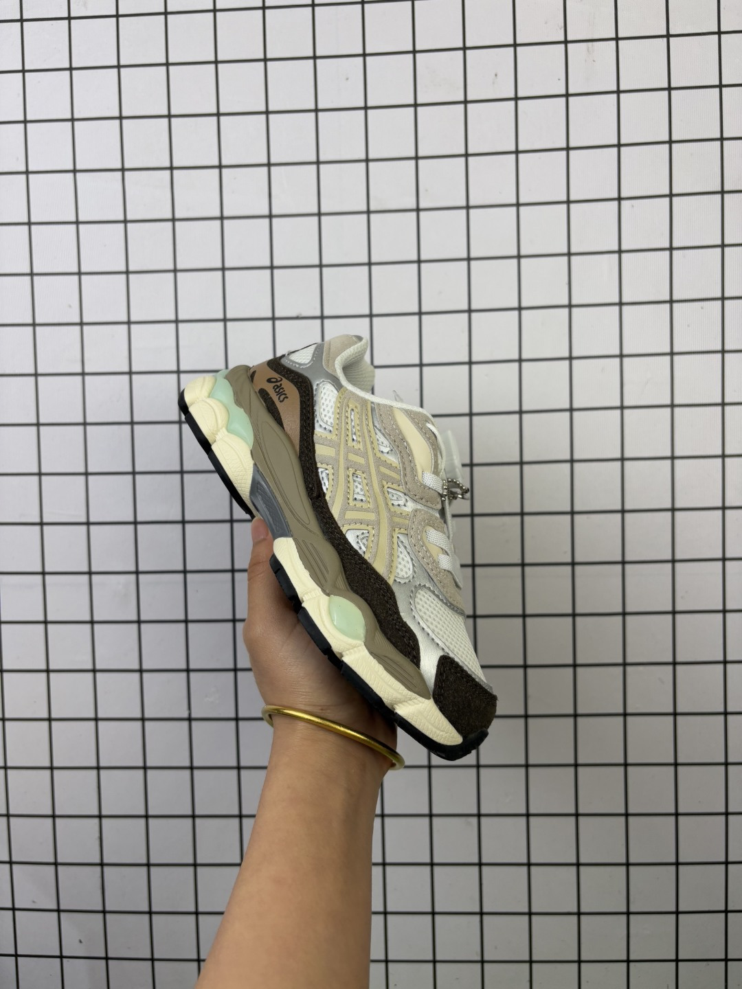 童鞋萌娃休闲鞋✅ASICS/亚瑟士 Tiger GEL-NYC户外越野休闲运动跑步鞋.#透气网眼鞋面配合部分合成革材质#采用全新AHAR+橡胶材质,更加耐磨. 货号:1201A789-125 编码757