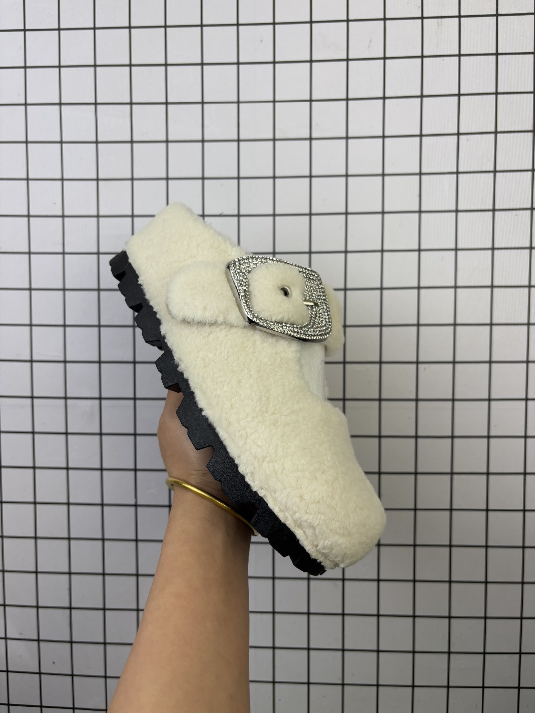 💰170
公司级✅GG-CC 洛克甜庄 法式甜美芭蕾百搭舒适时尚 保暖抓绒 毛毛包头拖鞋
暖绒羊羔毛 保暖轻巧 精奢温婉 软糯羊羔毛皮垫脚 细腻亲肤 倍感温暖
3.5厘米跟高 轻松畅走 松弛从容 橡胶发泡大底 抓地力强劲 回弹舒适
货号:G25Y1924
尺码:35-40
编码旭