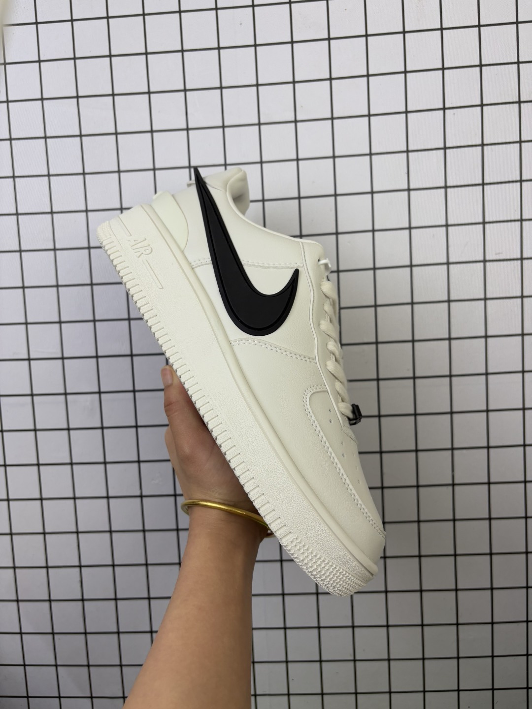 💰90
✅AMBUSH x Air Force 1 Low SP 埋伏系列 空军联名合作款“皮革黑白大钩”
官方货号：DV3464-001Size：36 36.5 37.5 38 38.5 39 40 40.5 41 42 42.5 43 44 45 
编码230